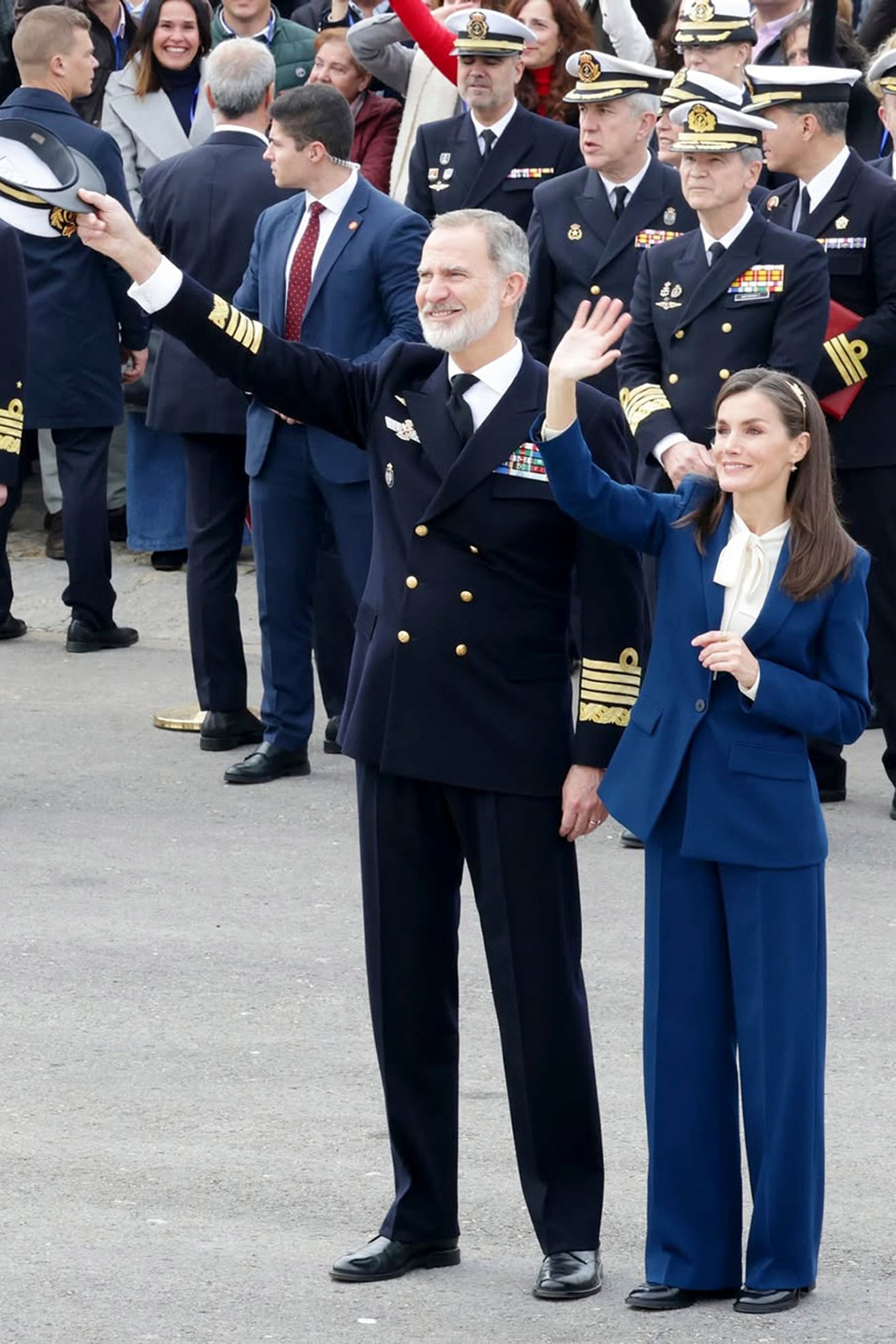 Felipe VI, que inmortalizó el especial momento con su teléfono celular, levanta el brazo junto a Letizia para decirles adiós a la princesa Leonor y sus compañeros. 