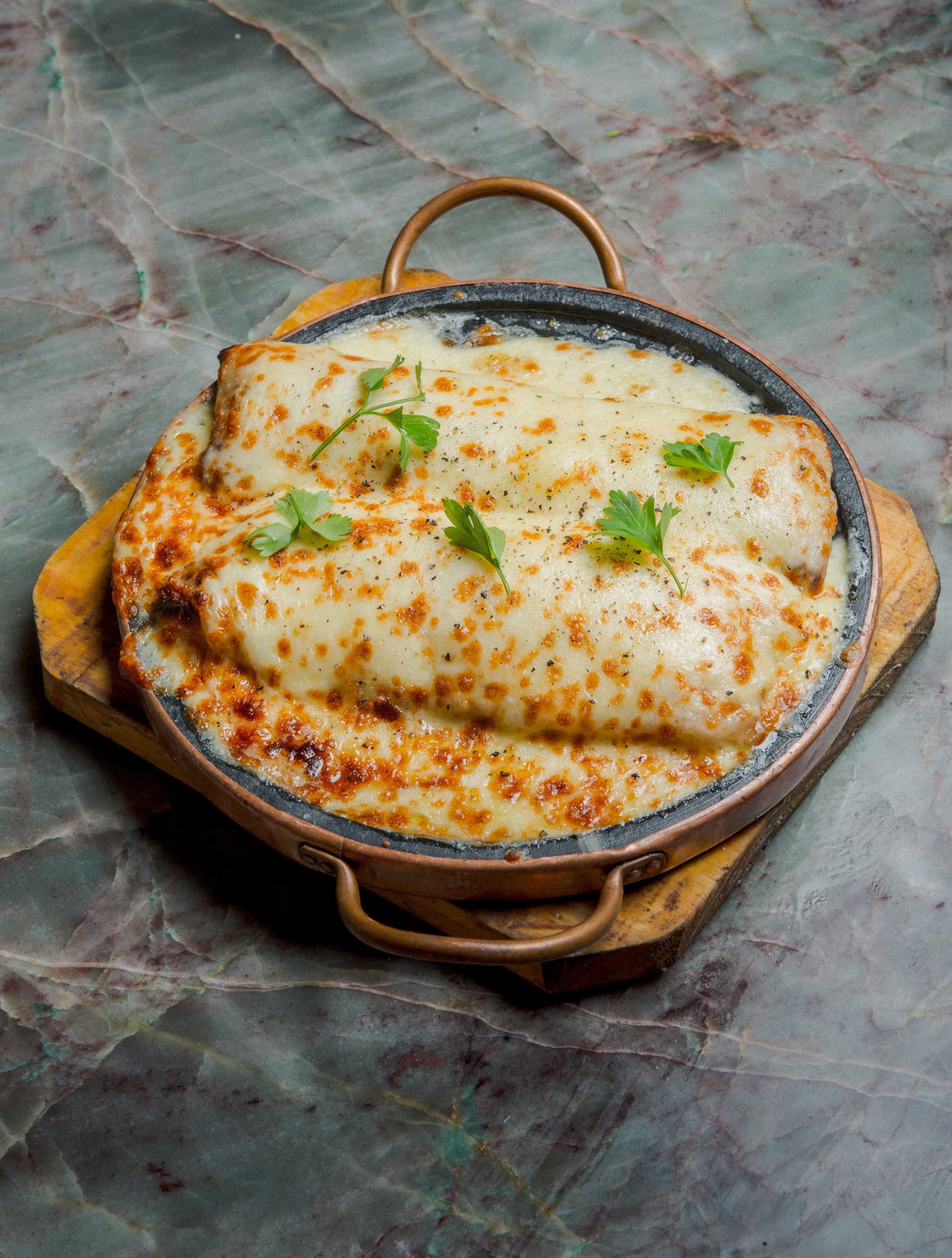 Pan de ajo, grana padano y muzarella.