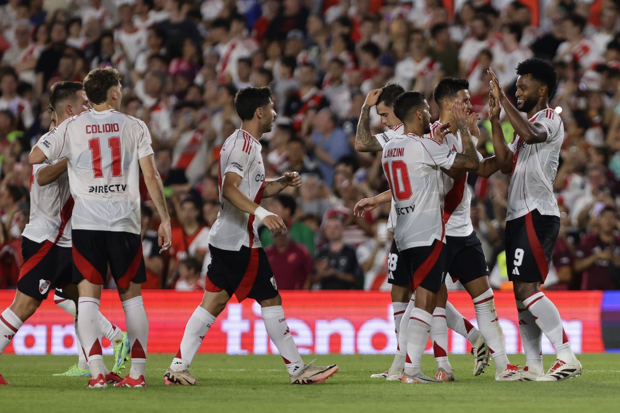 Los jugadores de River festejan el segundo gol del equipo