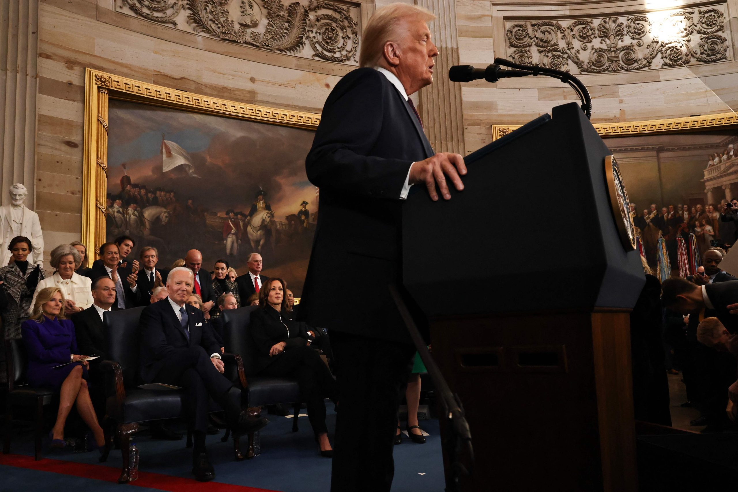 El presidente de Estados Unidos, Donald Trump, habla durante la ceremonia de investidura en la Rotonda del Capitolio de Estados Unidos el 20 de enero de 2025 en Washington, DC. Donald Trump asume su segundo mandato como el 47.º presidente de los Estados Unidos