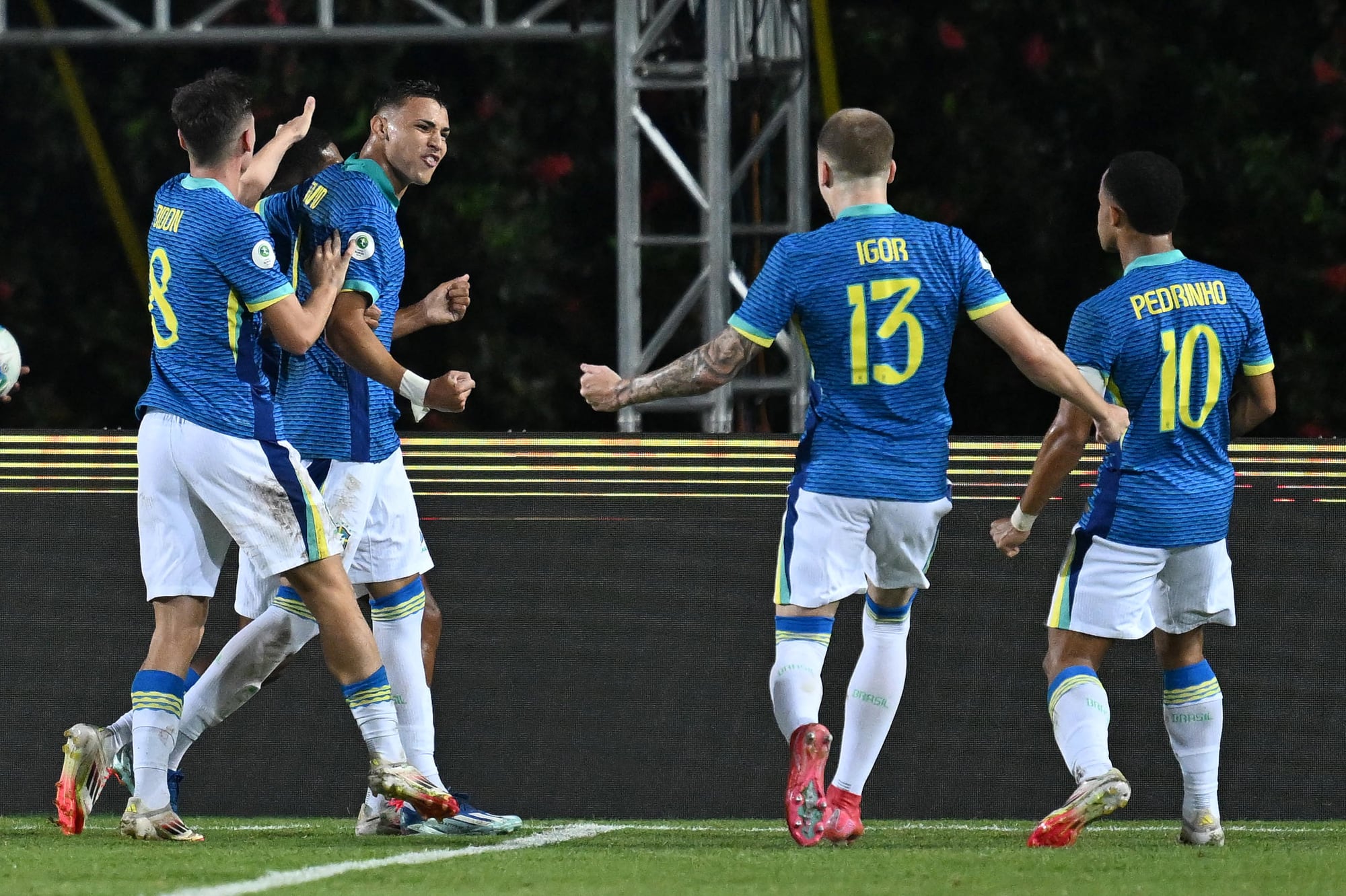 Deivid De Souza festeja con sus compañeros tras su doblete para Brasil; Igor (13) fue el autor del otro tanto de la Canarinha en el 3-2 ante Ecuador