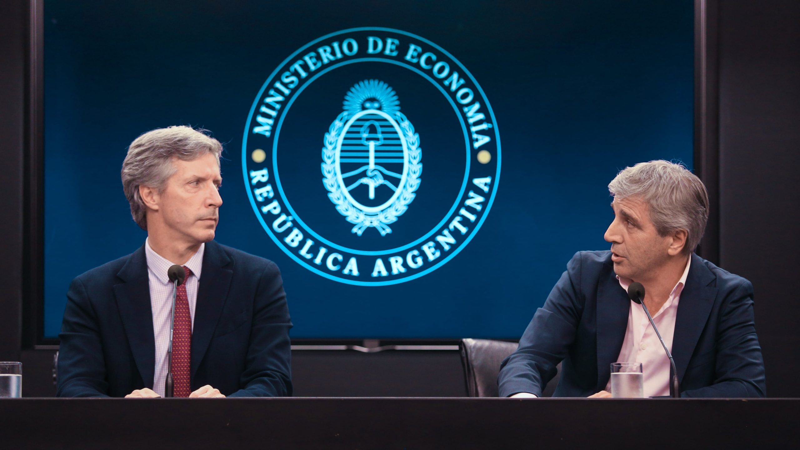 El titular del BCRA, Santiago Bausili, y el ministro de Economía, Luis Caputo. (Foto: NA)