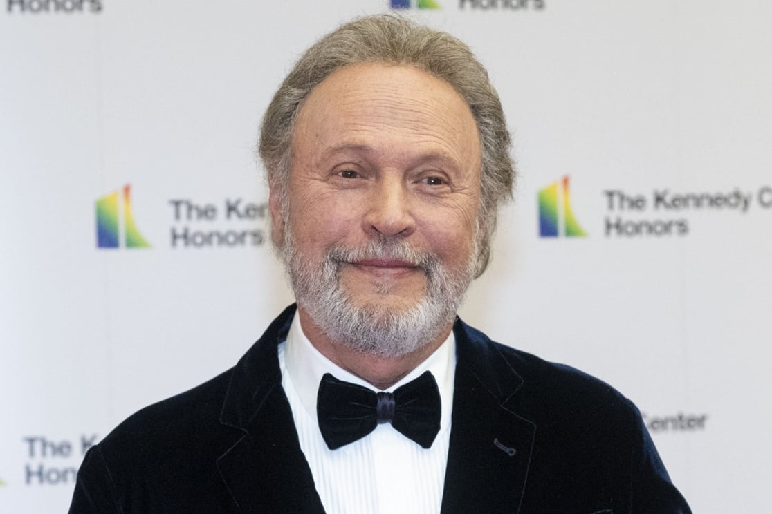 El actor y cómico Billy Crystal, galardonado con el Kennedy Center 2023, llega a la alfombra roja del Departamento de Estado para la cena de gala de los Kennedy Center Honors, el sábado 2 de diciembre de 2023, en Washington. (AP Photo/Kevin Wolf)