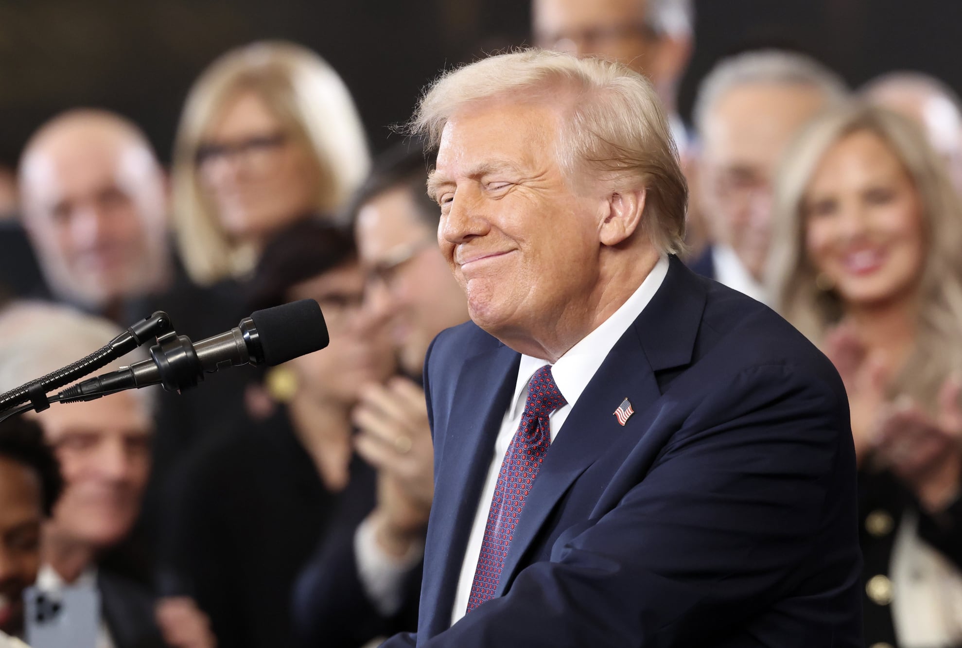 El presidente Donald Trump habla después de prestar juramento durante la 60.ª ceremonia de investidura presidencial en la Rotonda del Capitolio de Estados Unidos en Washington, el lunes 20 de enero de 2025