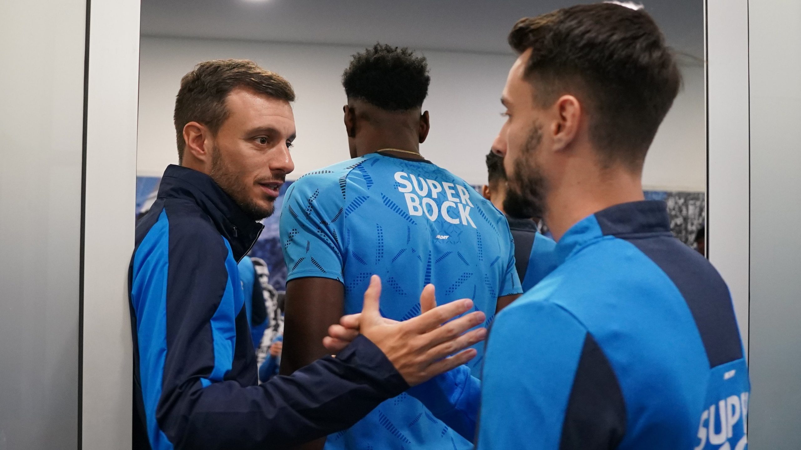 Martín Anselmi conociendo al plantel, el día de su presentación como DT de Porto de Portugal