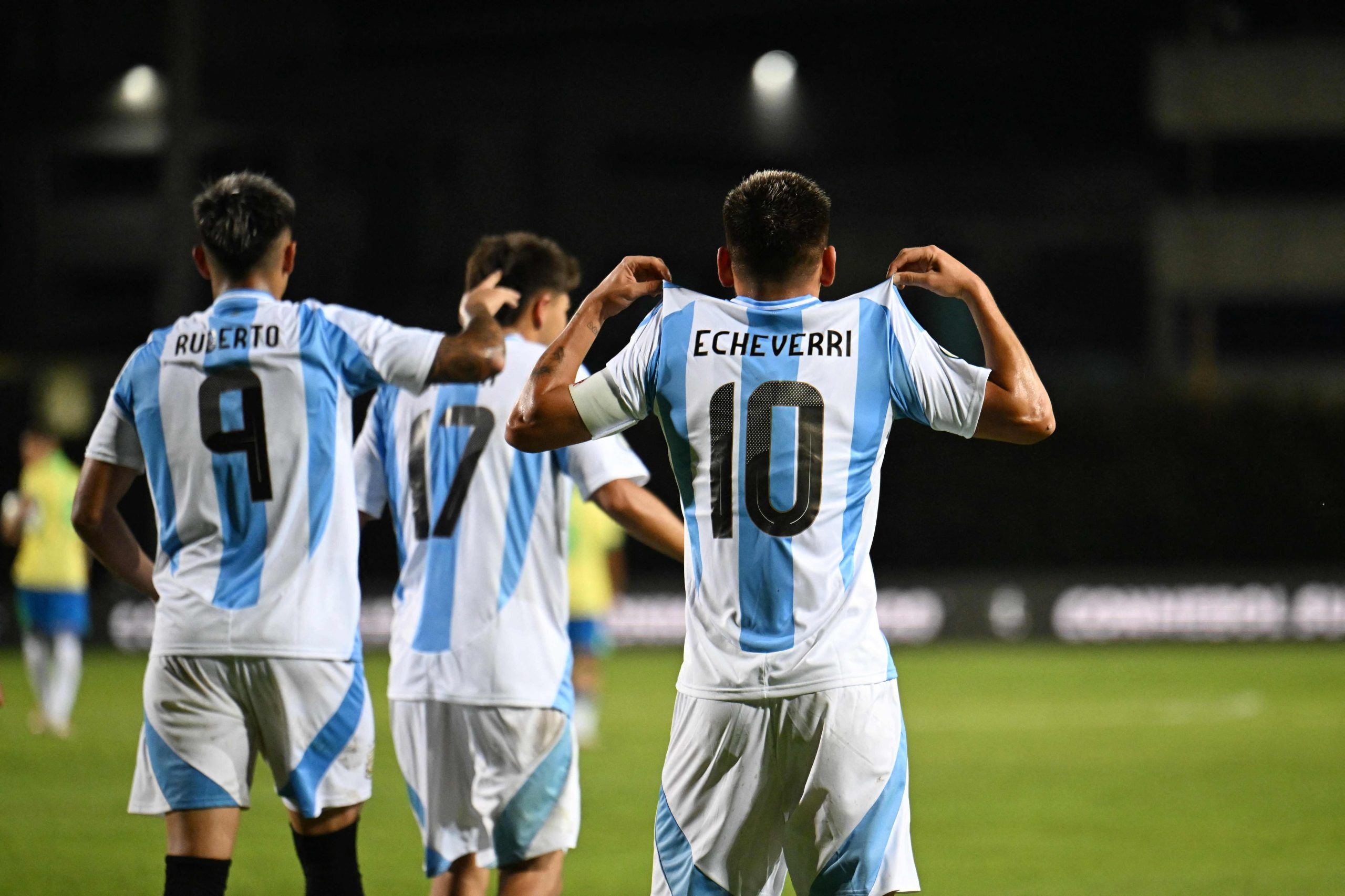 Muestra su camiseta Claudio Echeverri, que marcó dos goles en el 6-0 de Argentina sobre Brasil por el Sudamericano Sub 20; Ruberto también marcó y Acuña (17) participó de los primeros tres tantos  