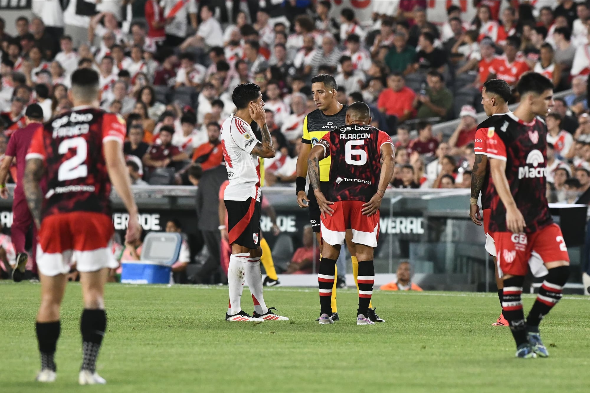 River - Instituto juegan en el Monumental