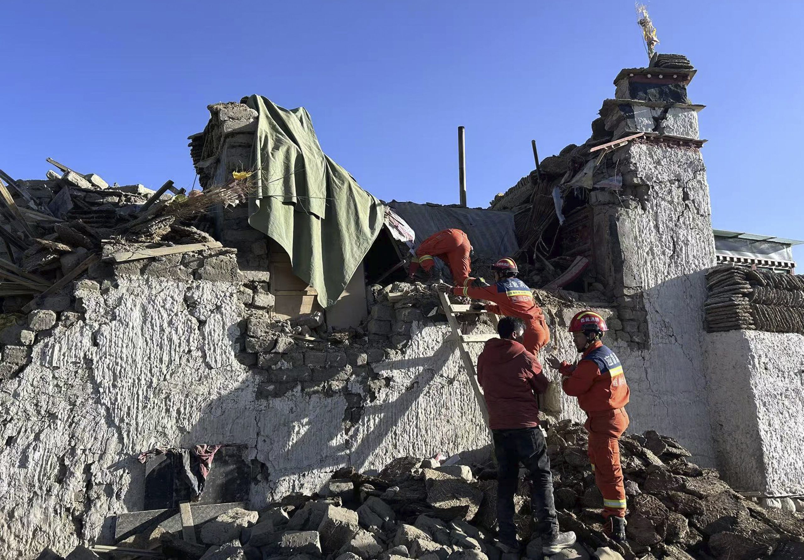 Los trabajadores de rescate buscan sobrevivientes en el municipio de Changsuo de Dingri en Xigaze