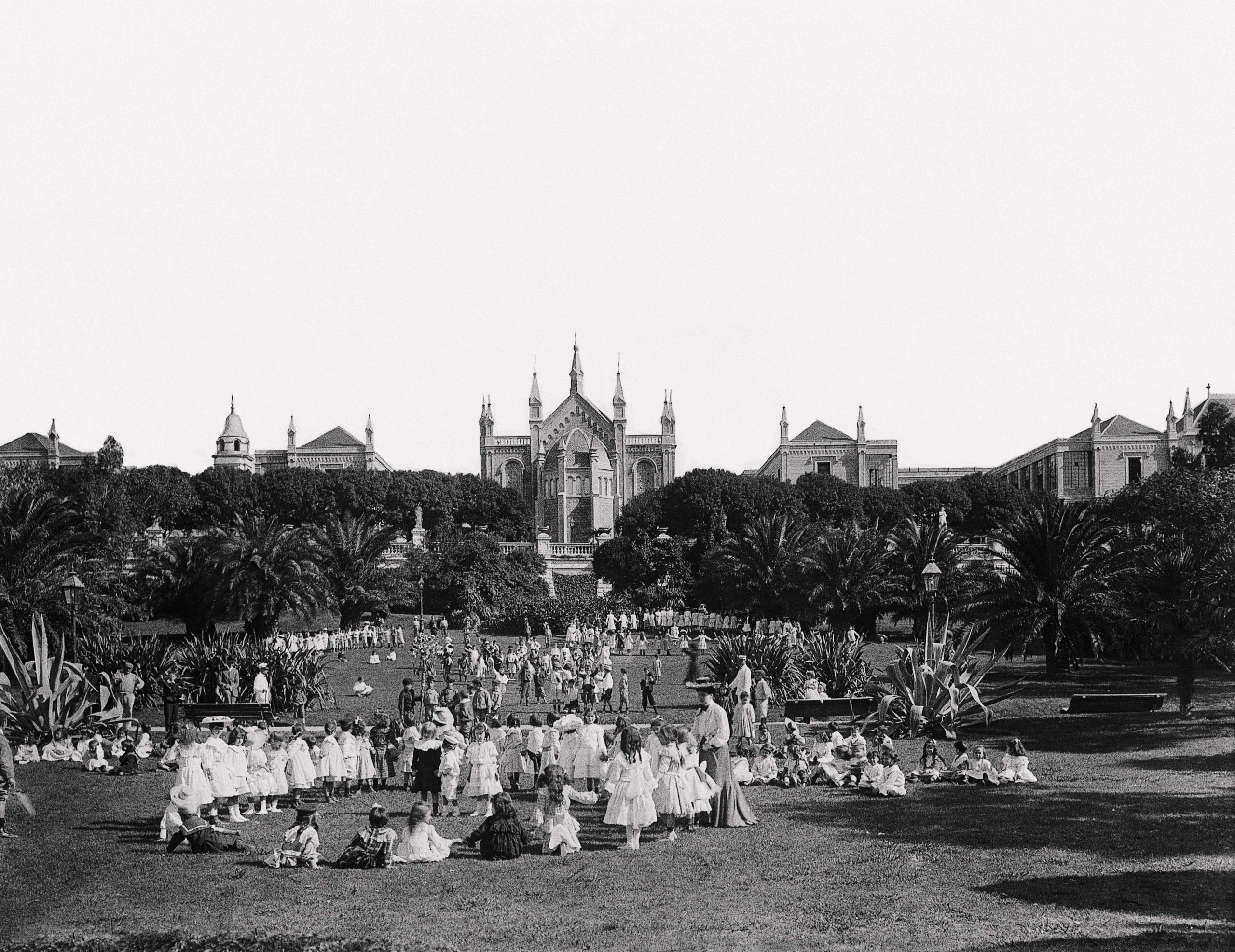 Alumnos en el Paseo de la Recoleta. Al fondo se ve el Asilo de Ancianos, ca. 1900.