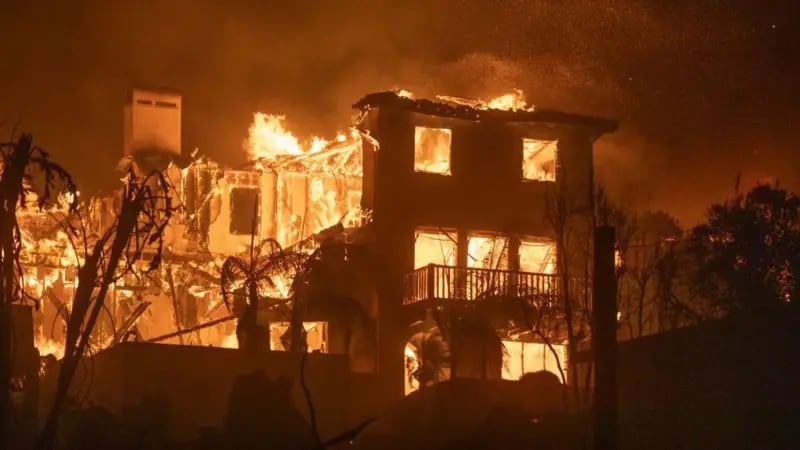 Decenas de miles de personas han sido evacuadas de sus hogares en Los Ángeles