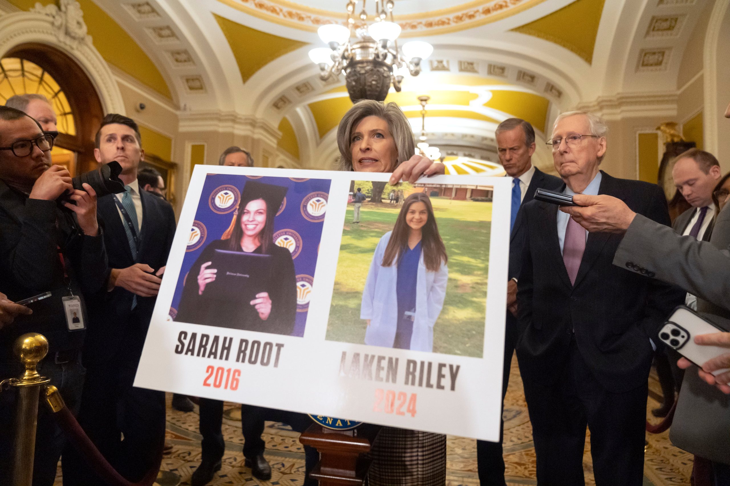 Archivo.- La senadora Joni Ernst, representante de Iowa, sostiene un cartel con fotos de las víctimas de asesinato Sarah Root y Laken Riley mientras habla en Capitol Hill, el 27 de febrero de 2024 en Washington