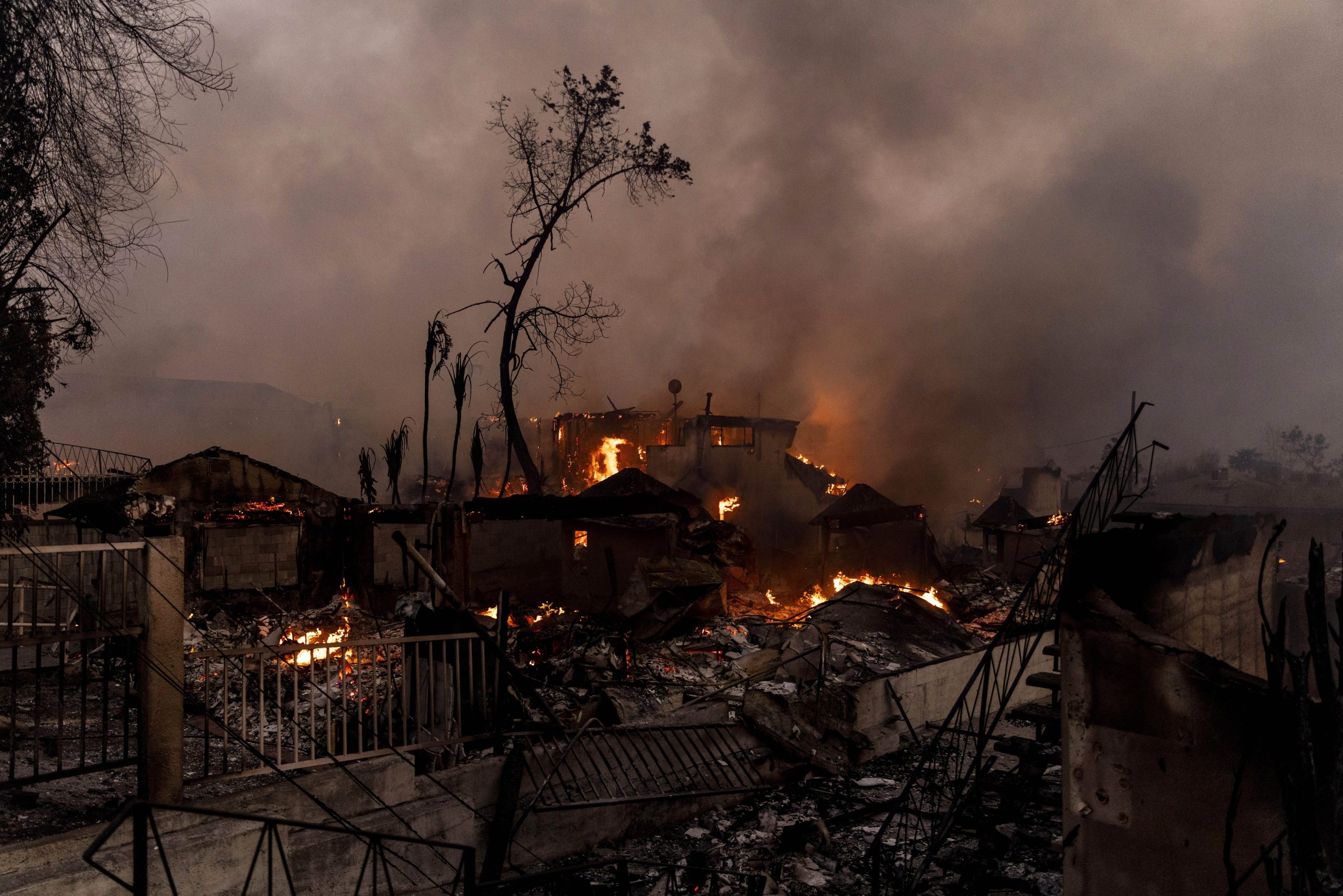 Las estructuras están en llamas durante el incendio de Eaton en Altadena, California, el miércoles 8 de enero de 2025