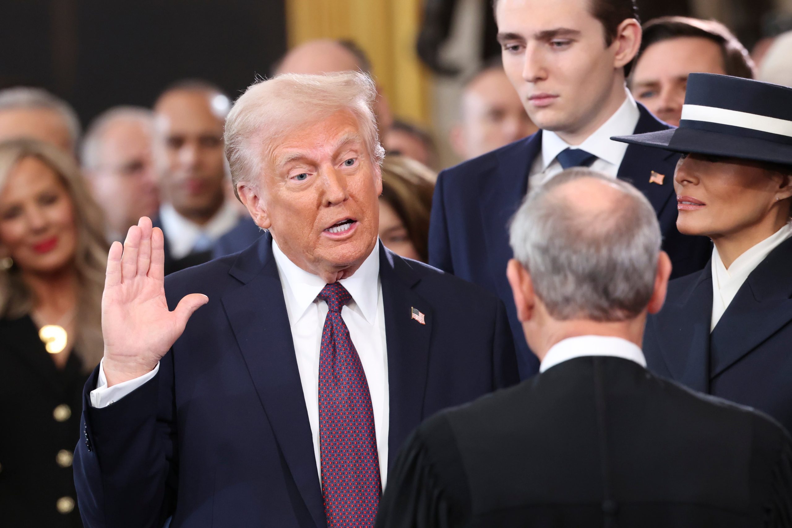 El presidente electo Donald Trump presta juramento durante la 60ma ceremonia de investidura en la Rotonda del Capitolio federal en Washington, el lunes 20 de enero de 2025. (Kevin Lamarque/Pool Photo vía AP)