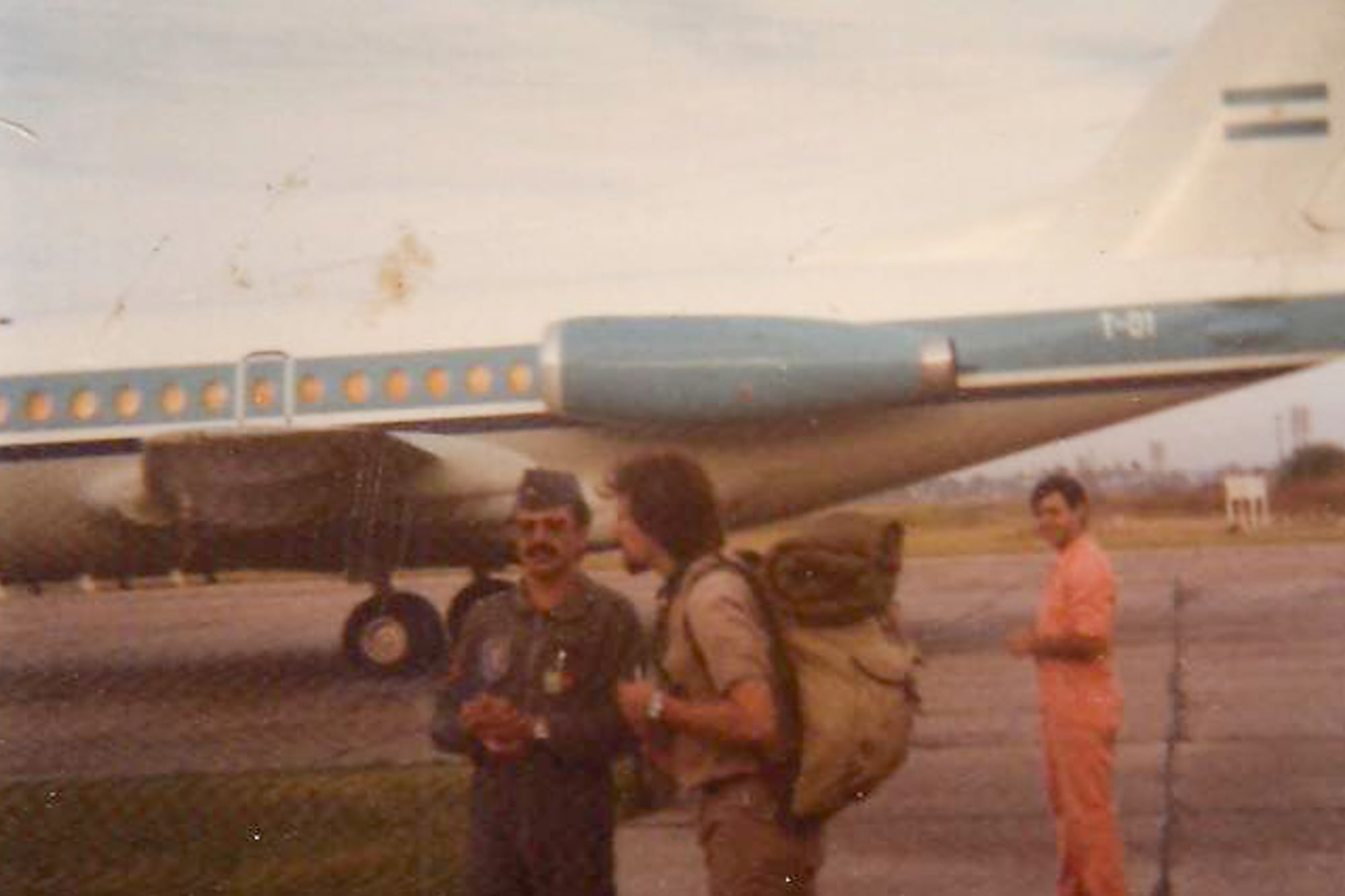 El grupo voló en el Tango 01 hasta Comodoro Rivadavia y luego, desde allí, un vuelo de LADE hasta Puerto Argentino.