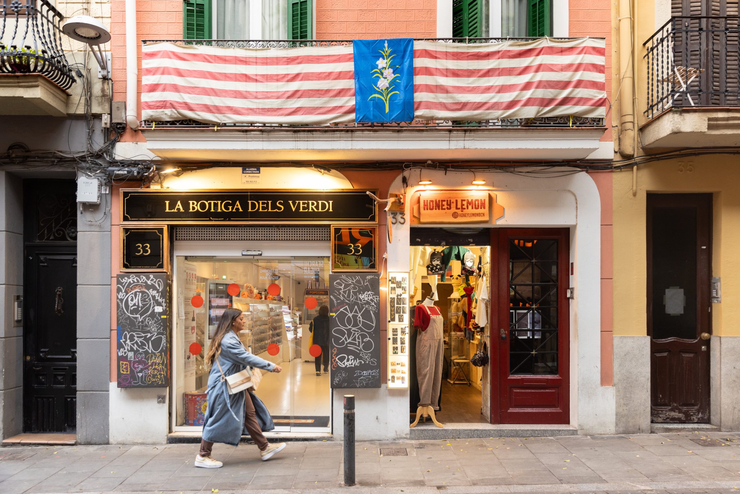 El barrio de Gràcia tiene gran oferta de tiendas de ropa, libros, restaurantes y un cine en versión original.