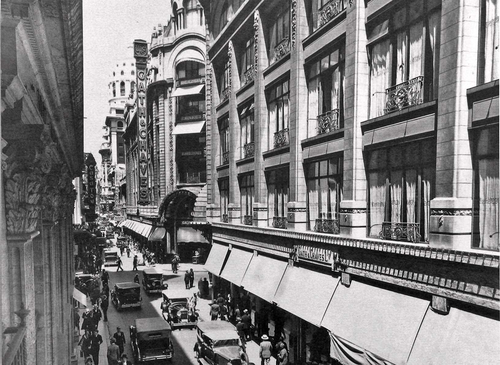 Gath & Chaves inauguró su gran sede en 1914, y un edificio anexo, gemelo, en 1925. El tráfico vehicular (prohibido a partir de las 11 hs. desde 1911) indicaría que la foto fue tomada más temprano.