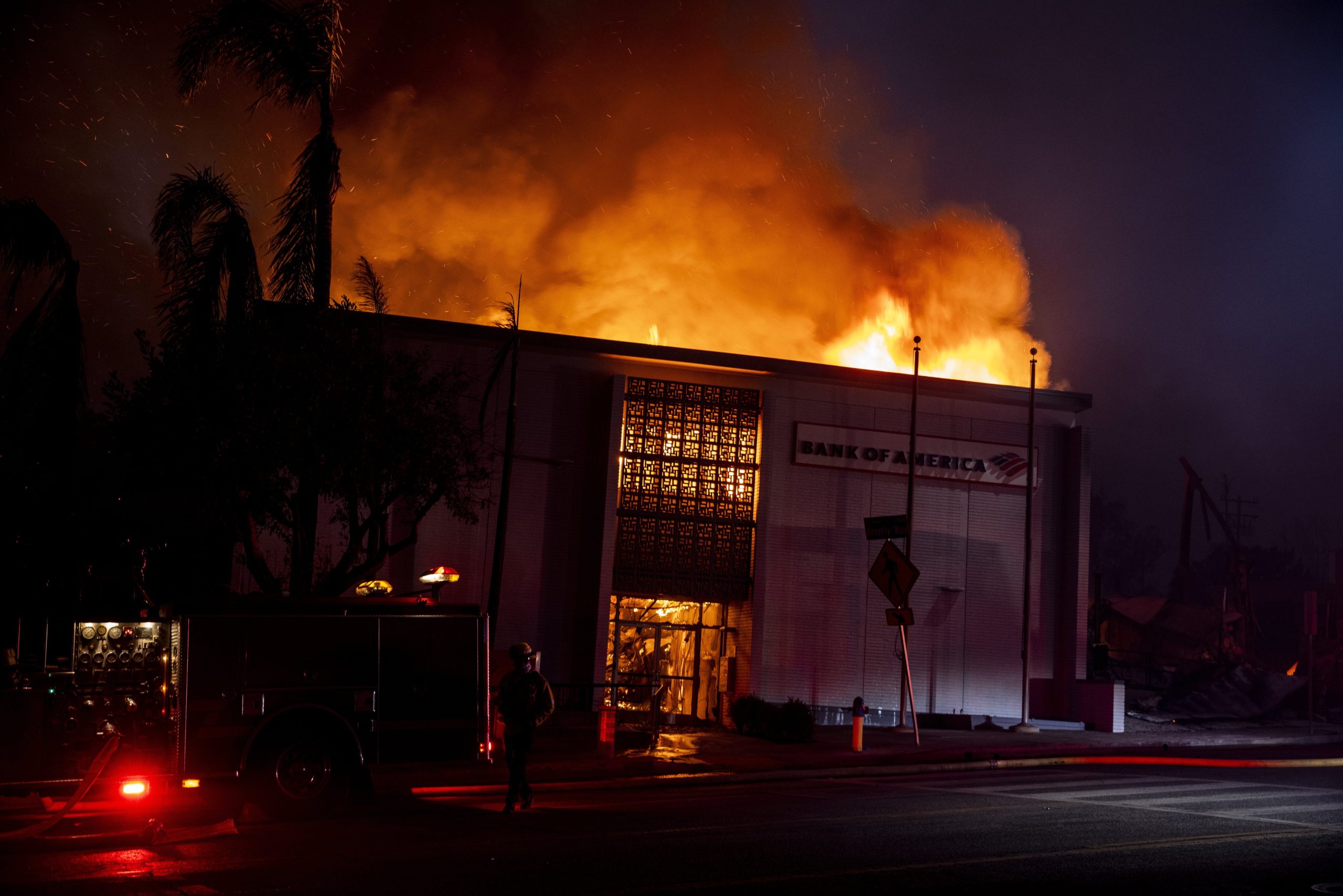 Una oficina del Bank of America está envuelta en llamas durante el incendio de Eaton en Altadena, California, el miércoles 8 de enero de 2025