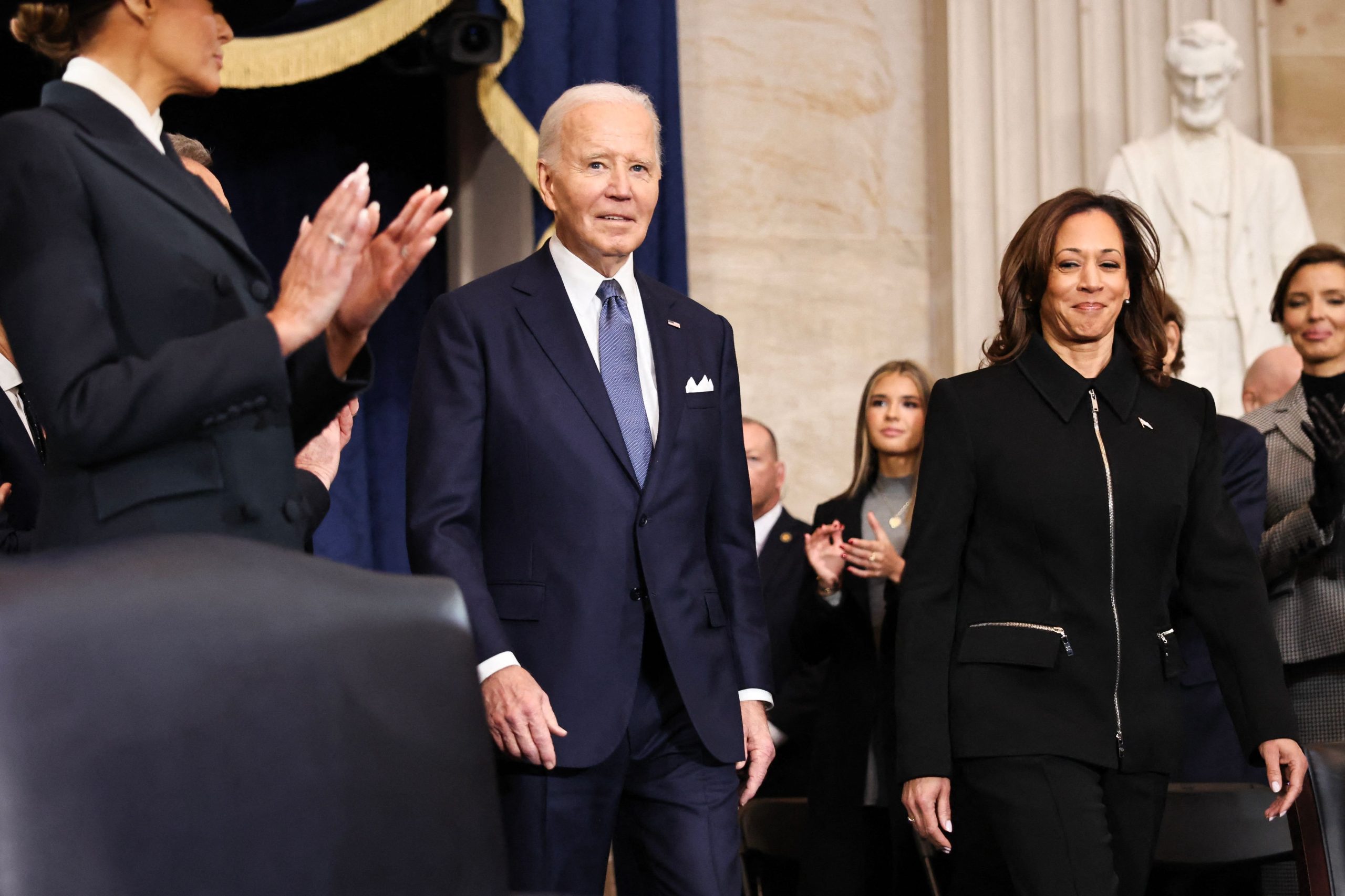 El presidente de Estados Unidos, Joe Biden, y la vicepresidenta de Estados Unidos, Kamala Harris, llegan a la toma de posesión del presidente electo de Estados Unidos, Donald Trump, en la Rotonda del Capitolio de Estados Unidos el 20 de enero de 2025 en Washington, D.C.