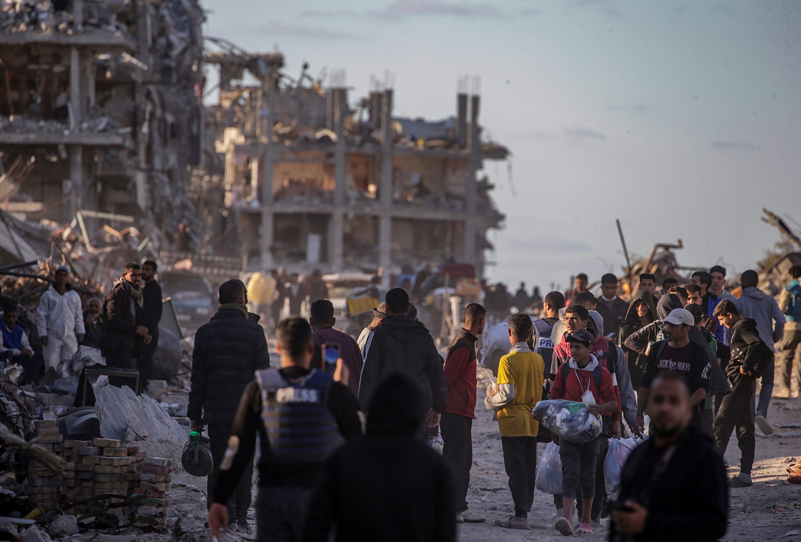 Palestinos se desplazan por la devastada ciudad de Rafah, en el sur de la Franja de Gaza (Foto: EFE)