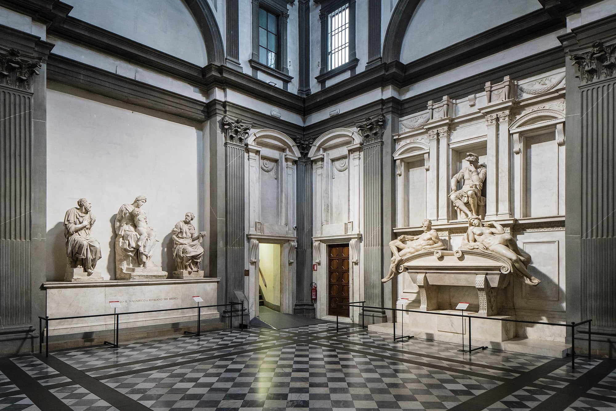 En el verano de 1530, Miguel Ángel se escondió en una habitación secreta debajo de la Nueva Sacristía que había hecho para los Médici en la catedral de San Lorenzo (Gianni Cipriano/The New York Times)