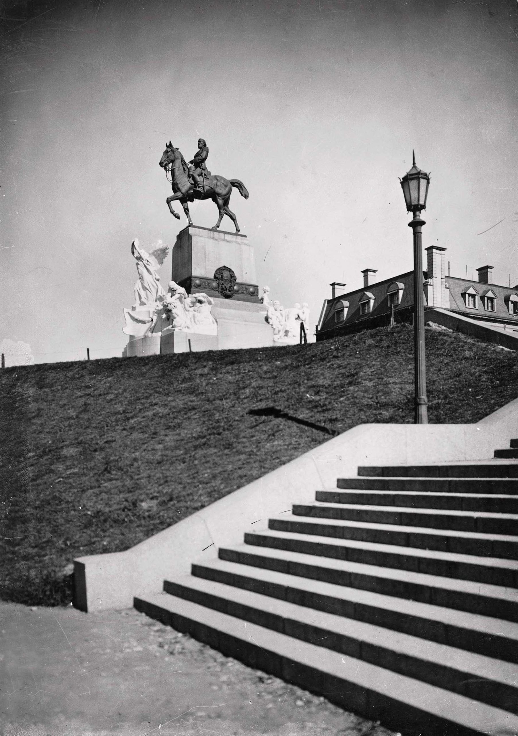 Monumento a Mitre. Obra de David Calandra y Eduardo Rubino, fue emplazado en 1927.