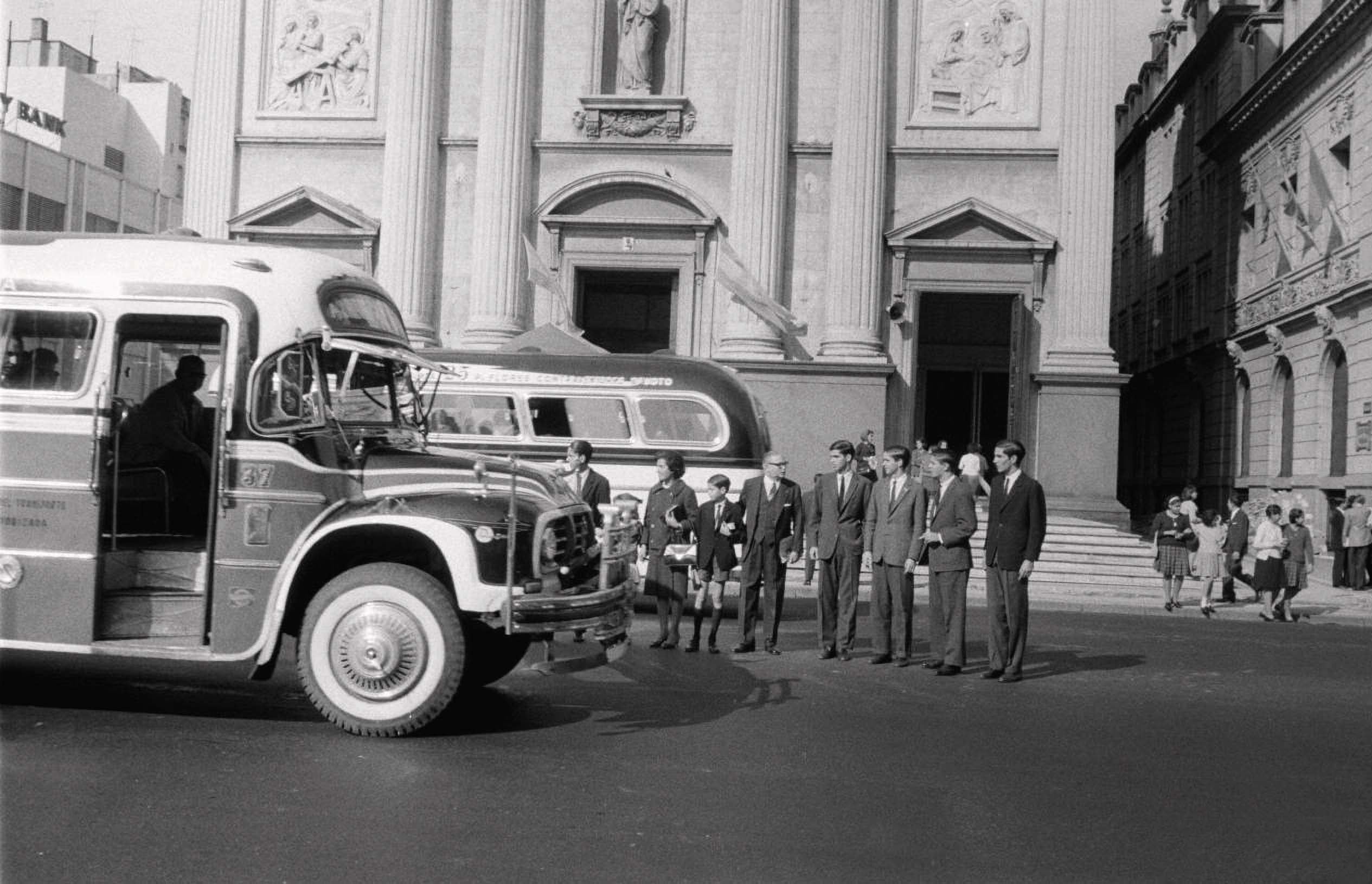 Cruzando (mal) la avenida Rivadavia, justo frente a la Basílica de San José de Flores.