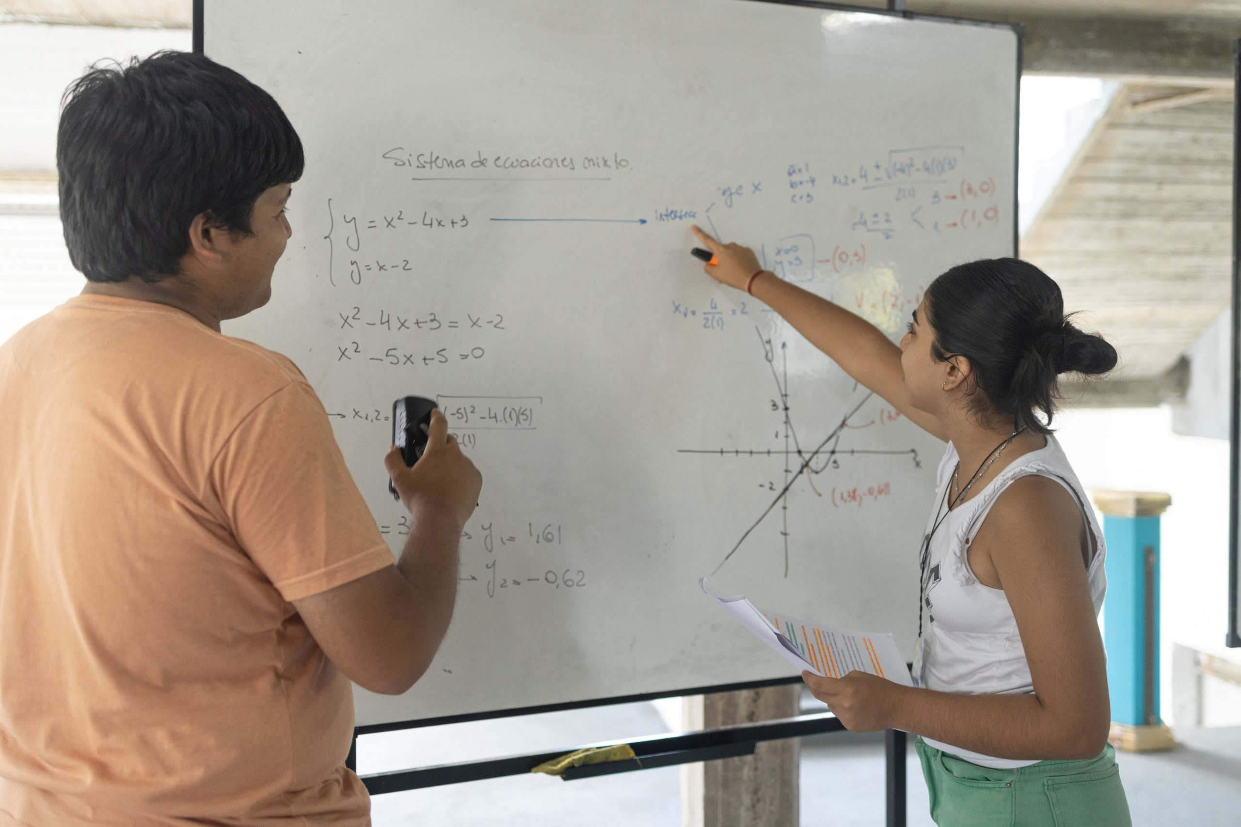 Los jóvenes reciben clases de Matemáticas, Física, Química, redacción, técnicas de estudio y contenidos afines a sus carreras