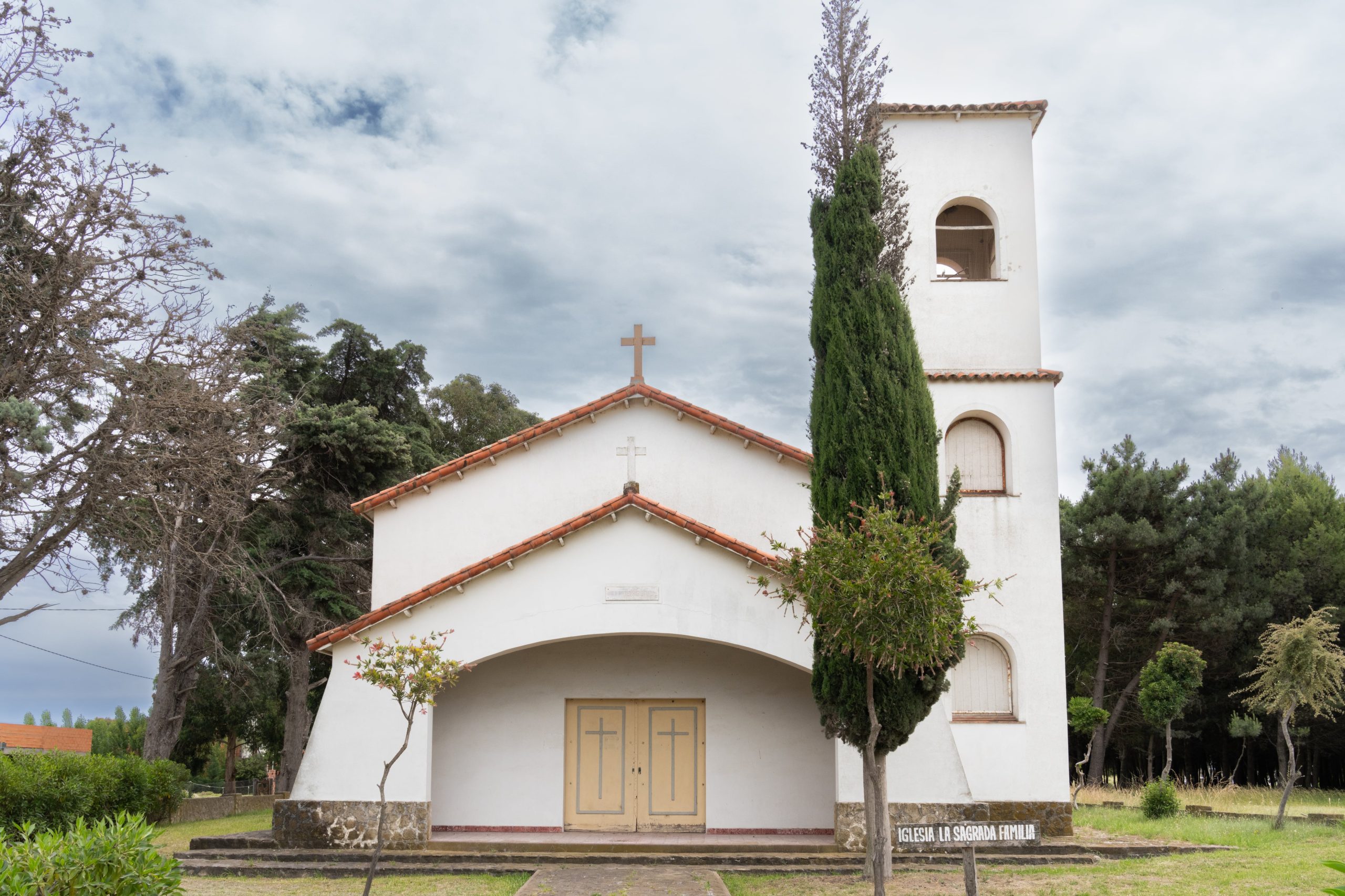 La Iglesia La Sagrada Familia está en el centro del pueblo.