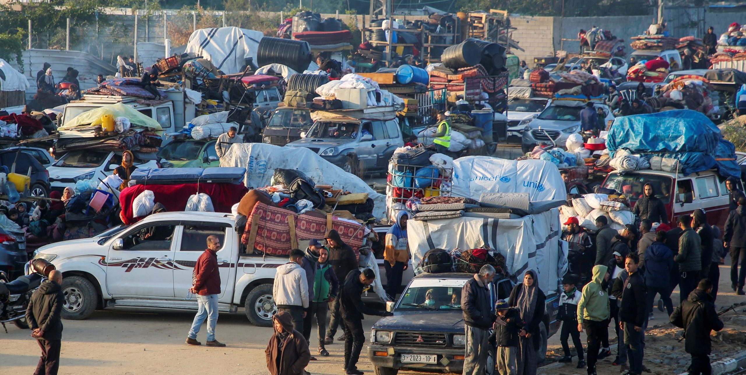 Palestinos esperan para regresar a sus hogares en el norte de Gaza.  (Foto: REUTERS/Hatem Khaled).