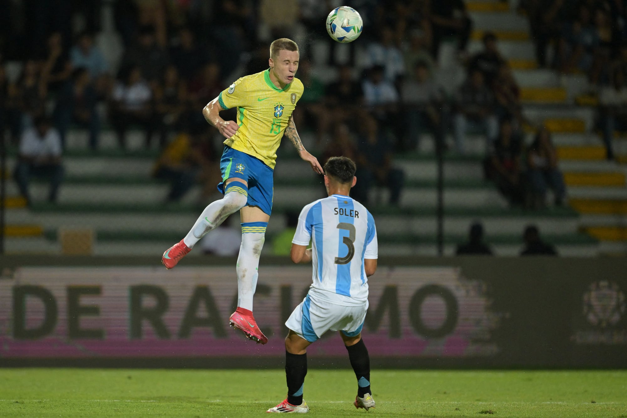 Igor Schlemper cabecea ante la marca de Julio Soler, que sufrió un golpe en una rodilla pero se recuperó y siguió en el partido; Argentina vence a Brasil claramente en el primer tiempo