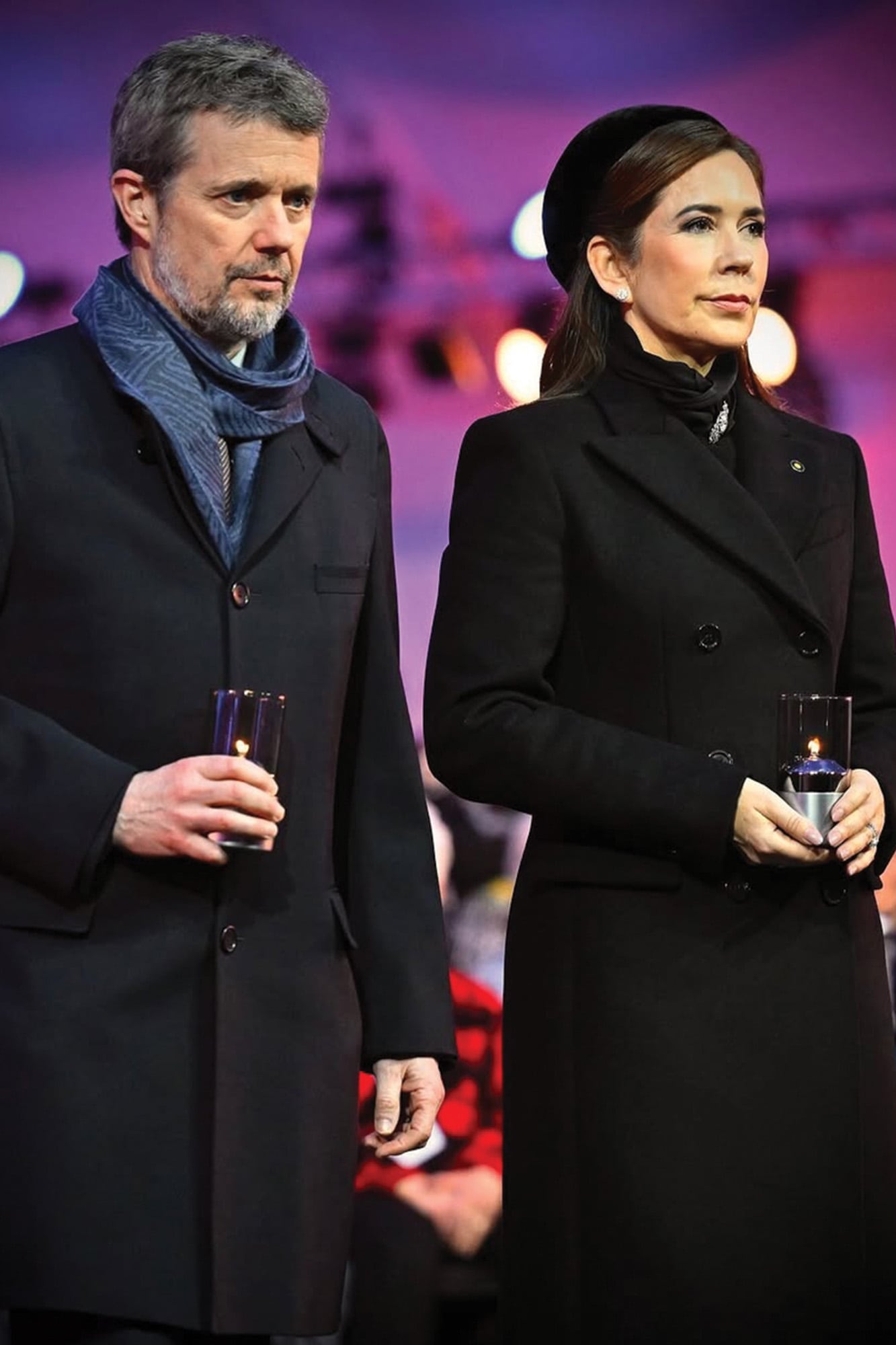 Federico X y Mary de Dinamarca, con un pillbox de terciopelo negro by Susanne Juul y un broche antiguo en la solapa de su saco.