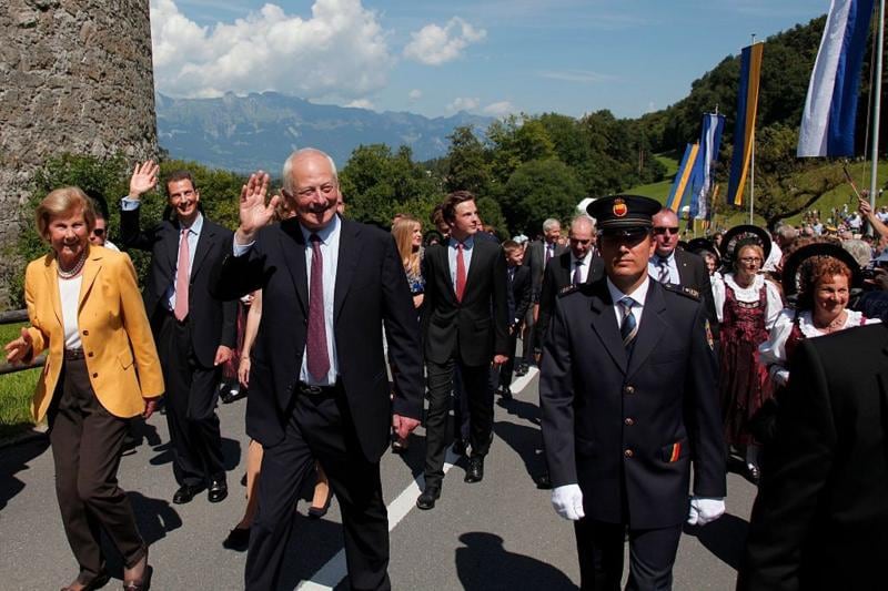 El príncipe Hans-Adam II de Liechtenstein (tercero a la derecha) ostenta un gran poder, pero lo comparte con el pueblo