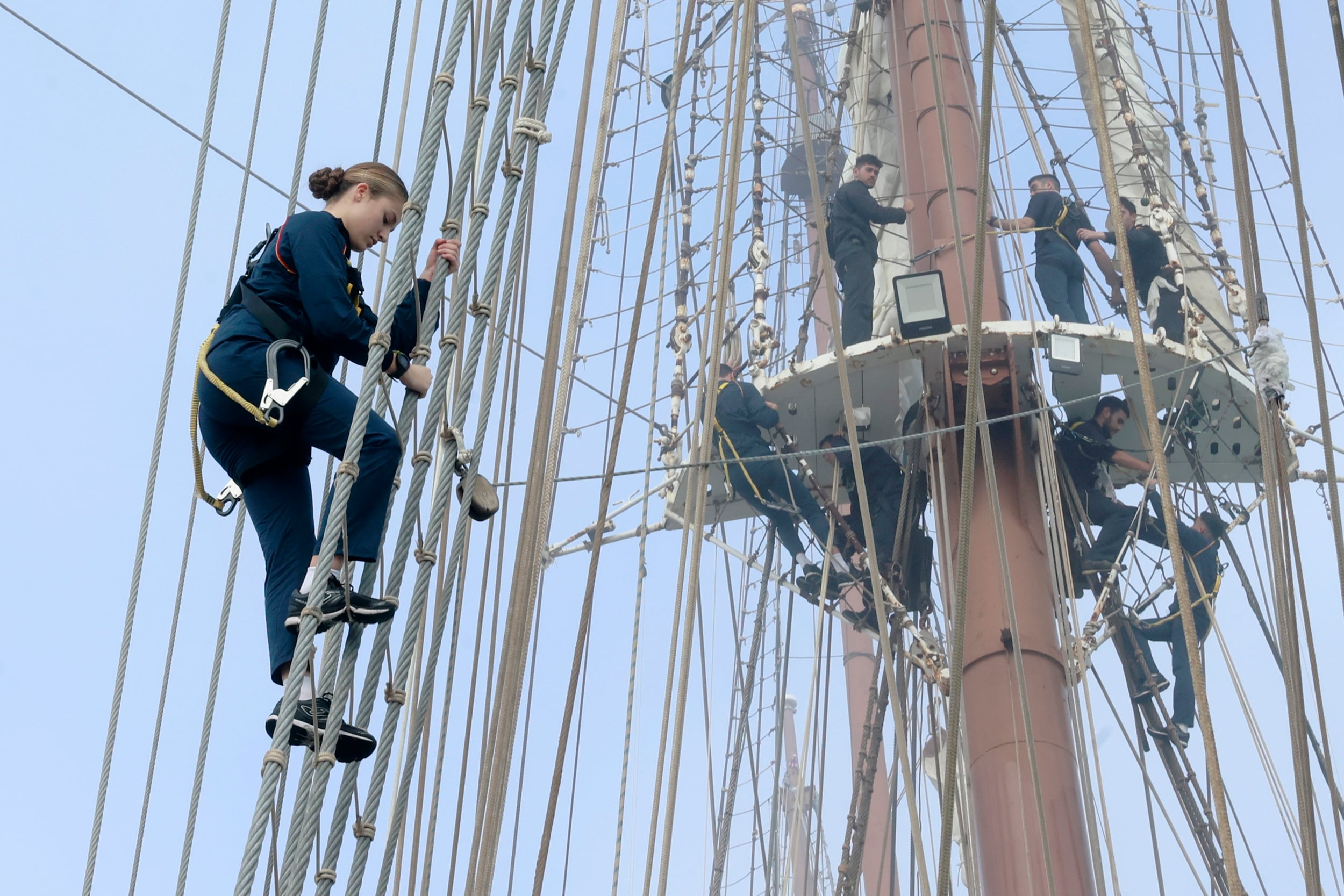 Durante la mañana del miércoles 8, la princesa de Asturias y sus compañeros hicieron actividades de instrucción marinera y maniobra, incluida la subida de mástiles. 