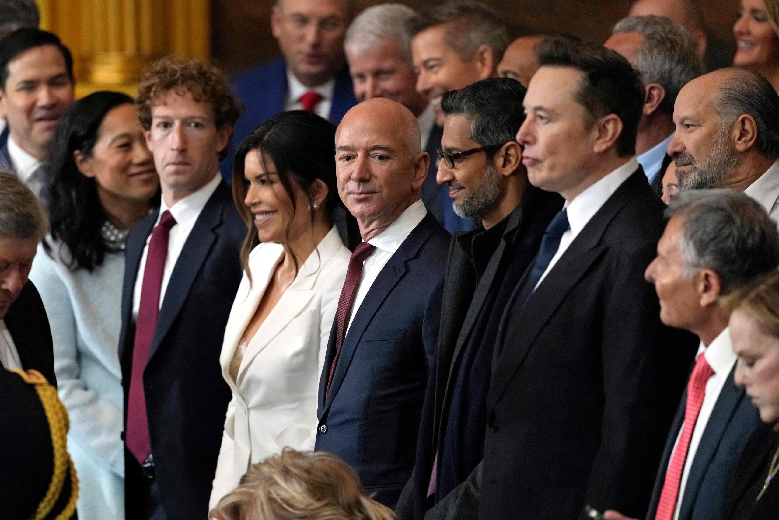 El director ejecutivo de Meta, Mark Zuckerberg, Lauren Sanchez, el empresario estadounidense Jeff Bezos, el director ejecutivo de Alphabet Inc y Google, Sundar Pichai, y el director ejecutivo de Teska y SpaceX, Elon Musk, asisten a la ceremonia de investidura en la que Donald Trump prestará juramento como el 47.º presidente de Estados Unidos en la Rotonda del Capitolio de Estados Unidos en Washington, DC, el 20 de enero de 2025