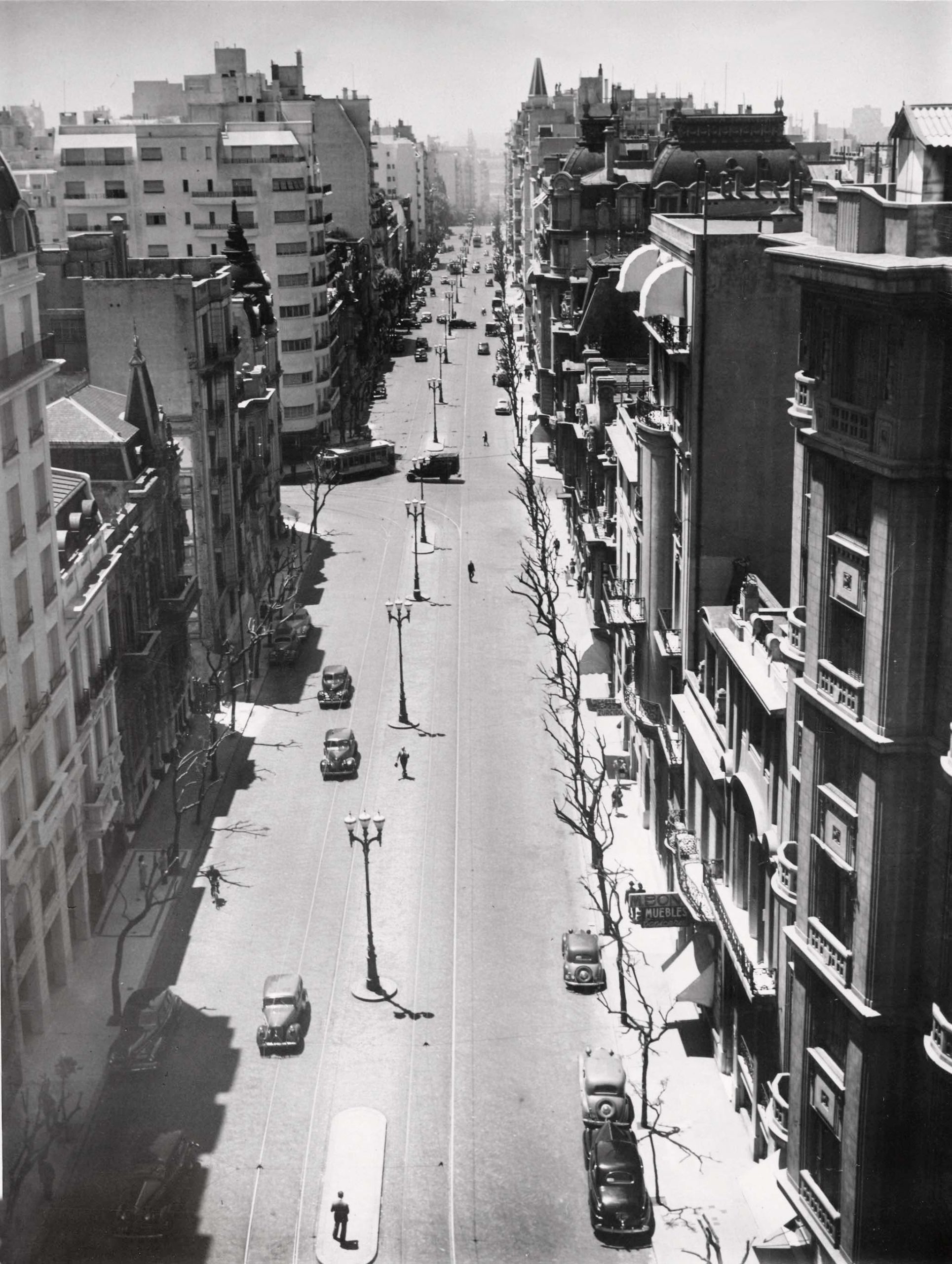 Una cambiante Av. Callao en la que conviven las viejas residencias con los edificios de departamentos, hacia 1945. Se destaca su doble mano y las vías tranviarias.