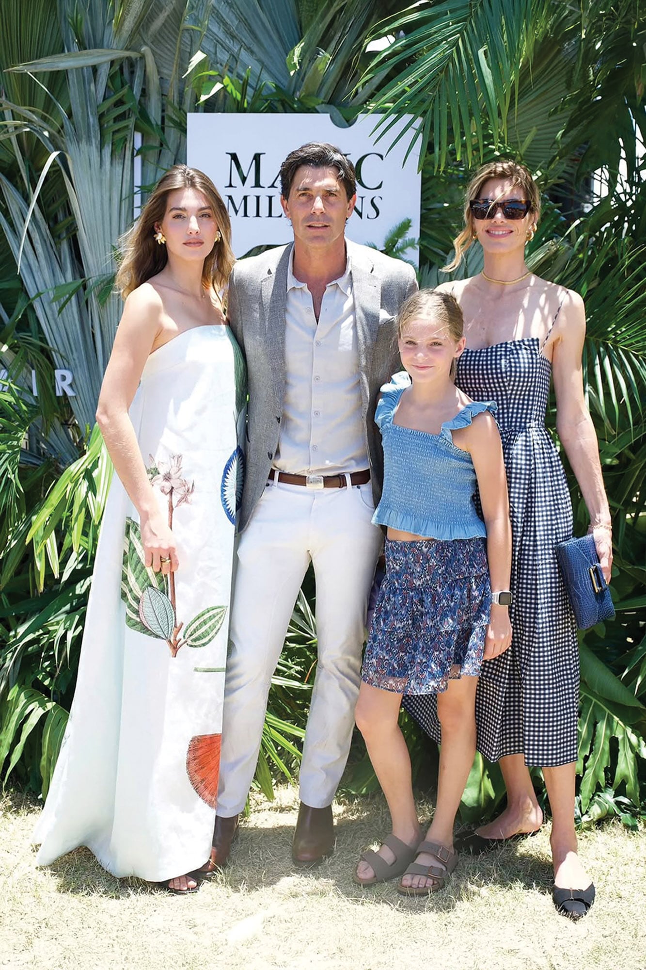 Nacho y Delfina posan con sus hijas Aurora -que llevó un vestido de la marca australiana Oroton- y Alba.