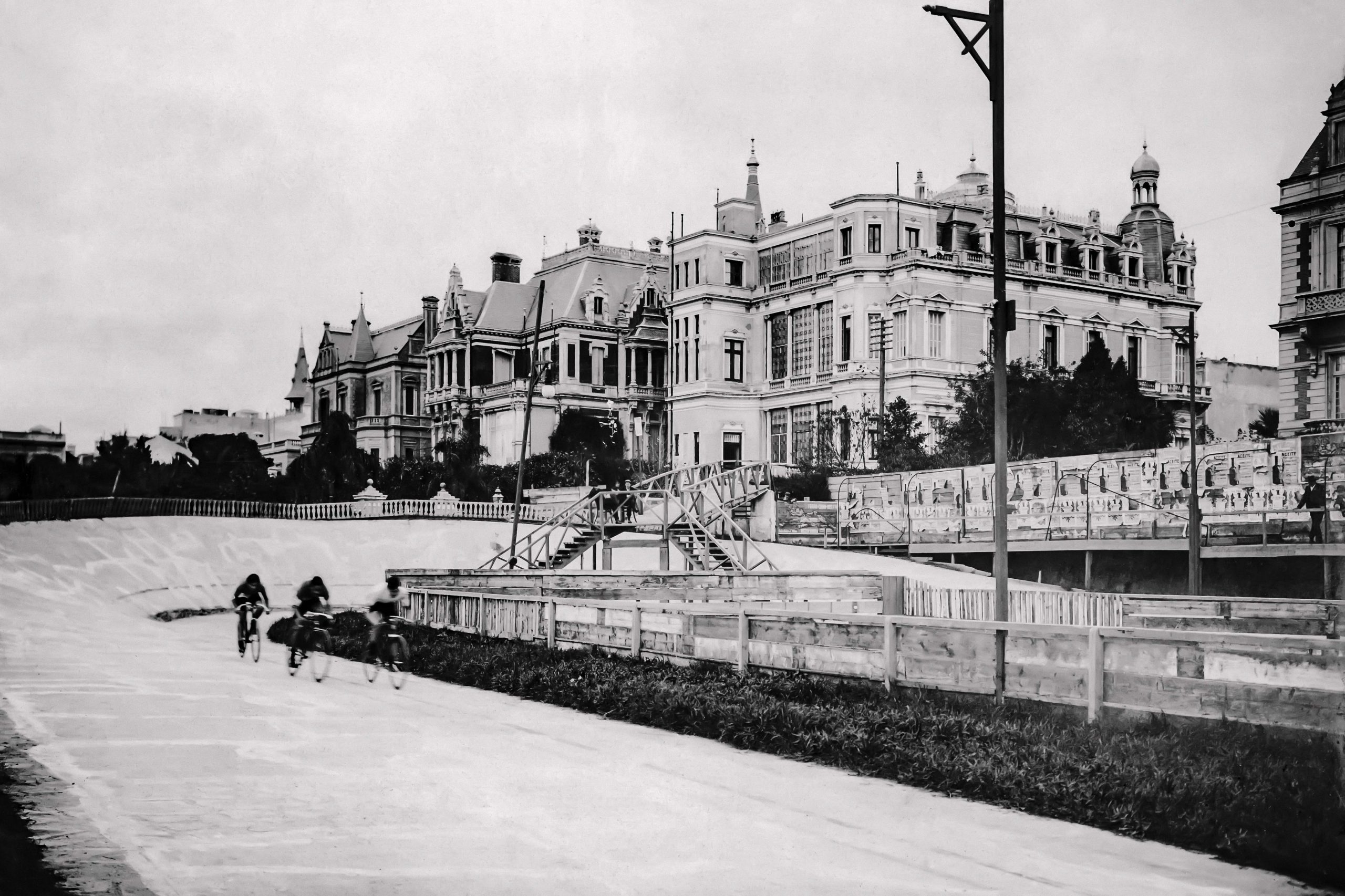 La pista del Club Ciclístico en Posadas y Ayacucho. Se ven los contrafrentes de las residencias González, Frederking y Drysdale.