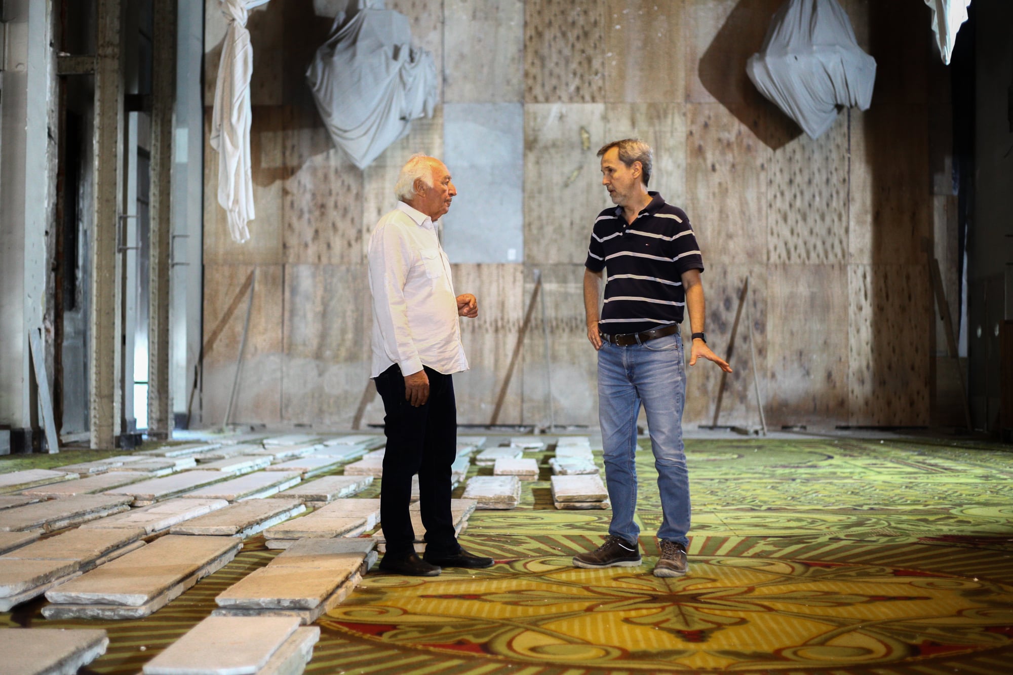 Kalwill junto al director de obra en el interior del edificio del Plaza 