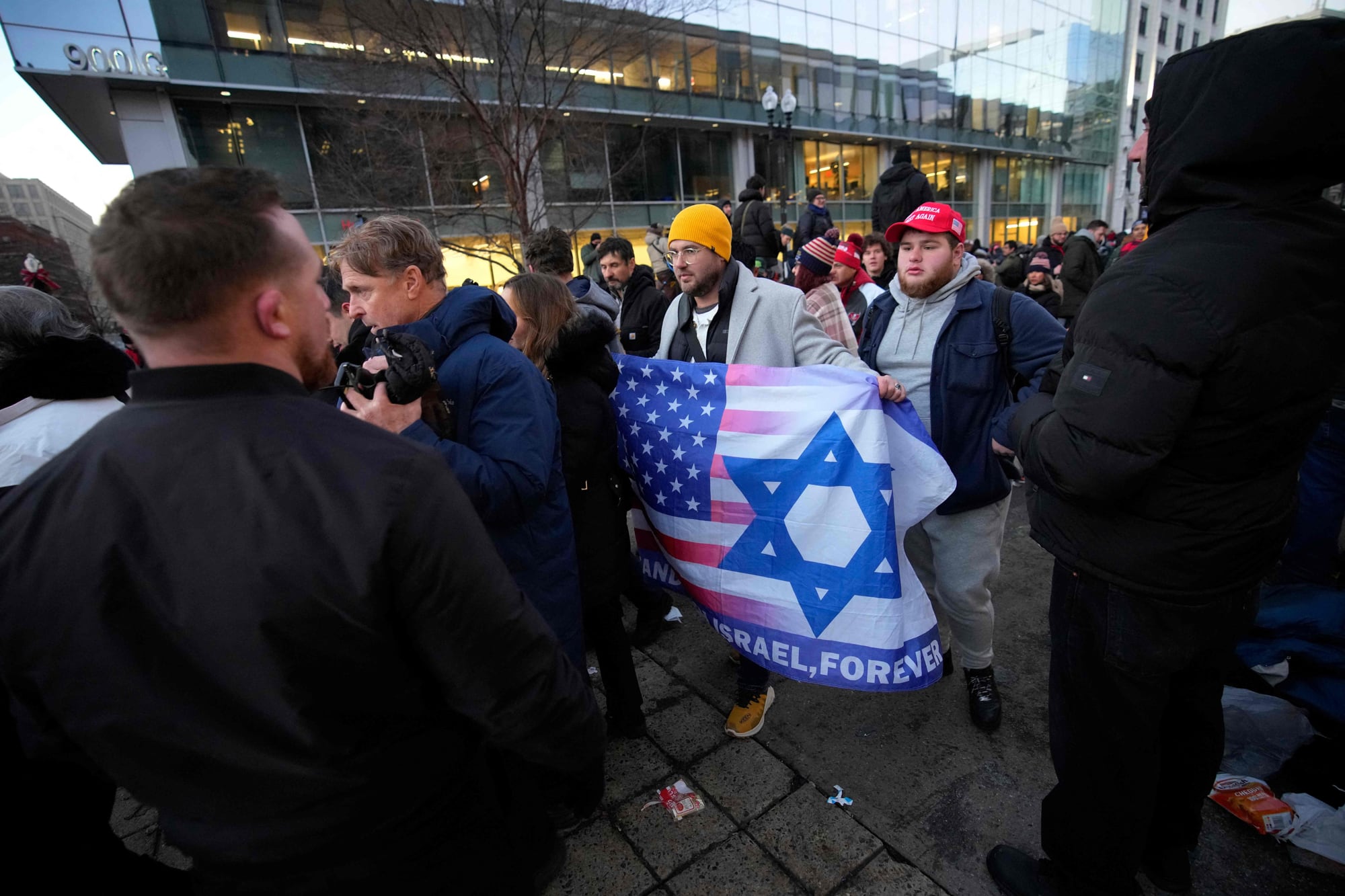 Simpatizantes de Donald Trump entrando al Capital One Arena para presenciar la asunción de su segundo mandato.