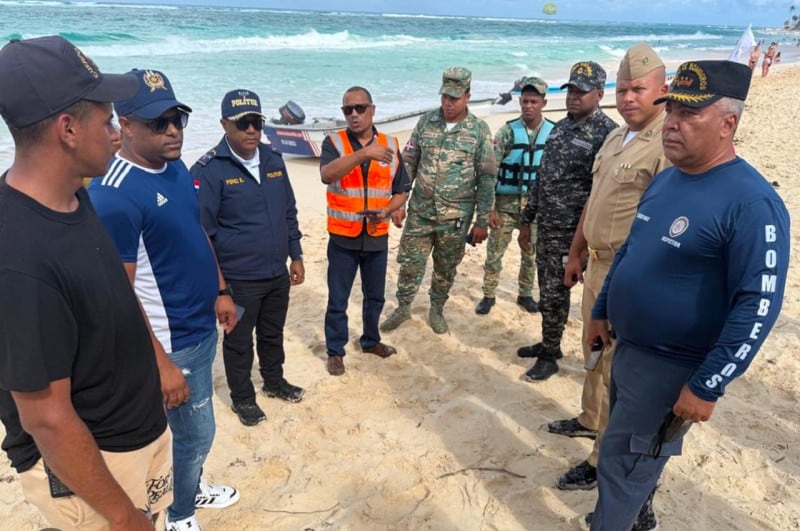 Equipos de rescate integrado por la Defensa Civil y otras entidades