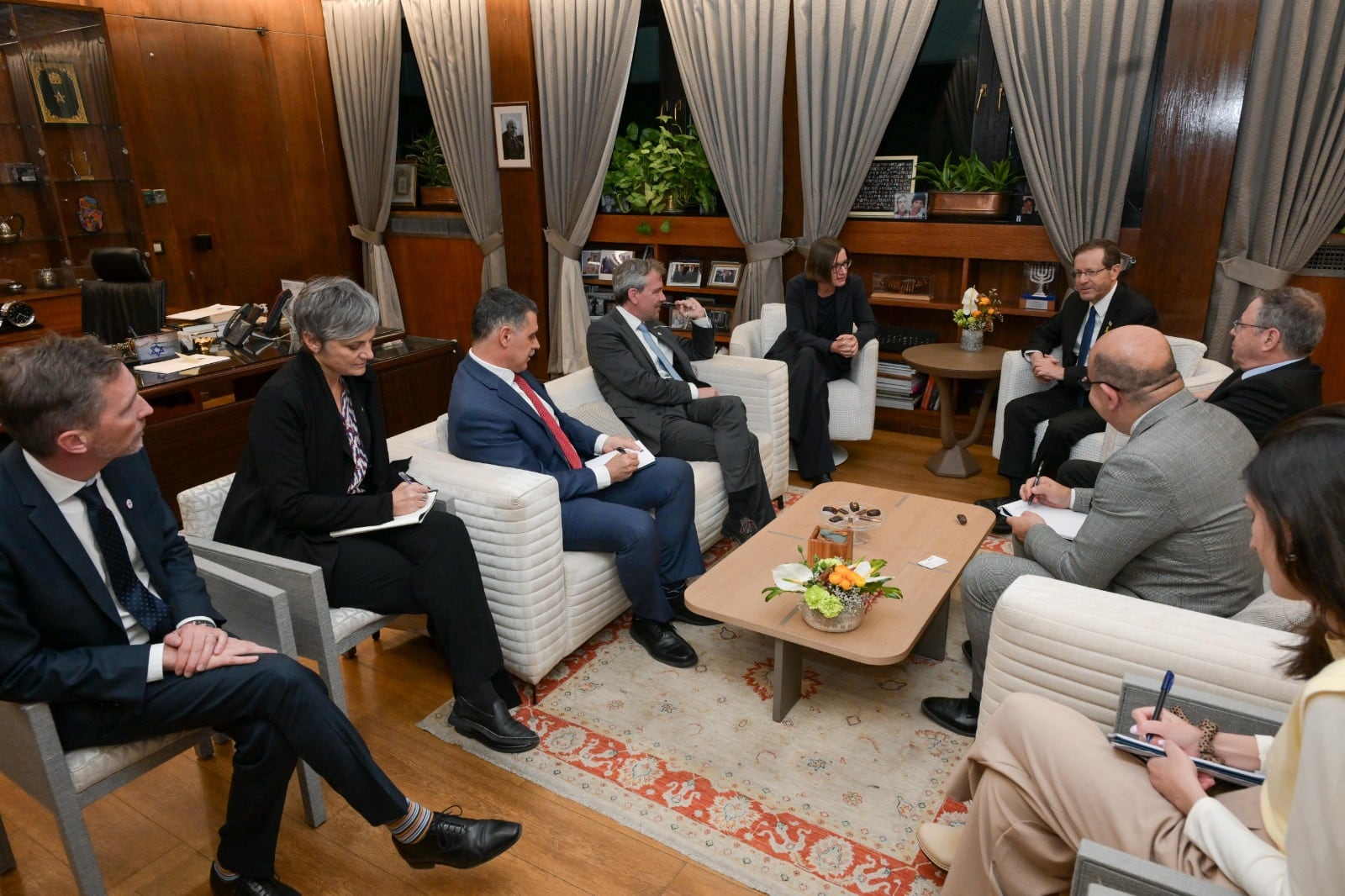 El presidente de Israel, Isaac Herzog, se ha reunido con la presidenta de la Cruz Roja Internacional, Mirjana Spoljaric, que se encuentran de visita en Israel como parte de los preparativos para el acuerdo que prevé la salida de rehenes de Gaza.