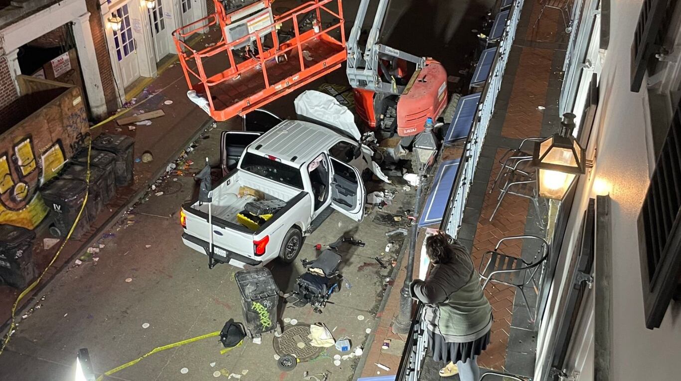 Un conductor atropelló y mató al menos a 10 personas. (Foto: X/@WAFB)