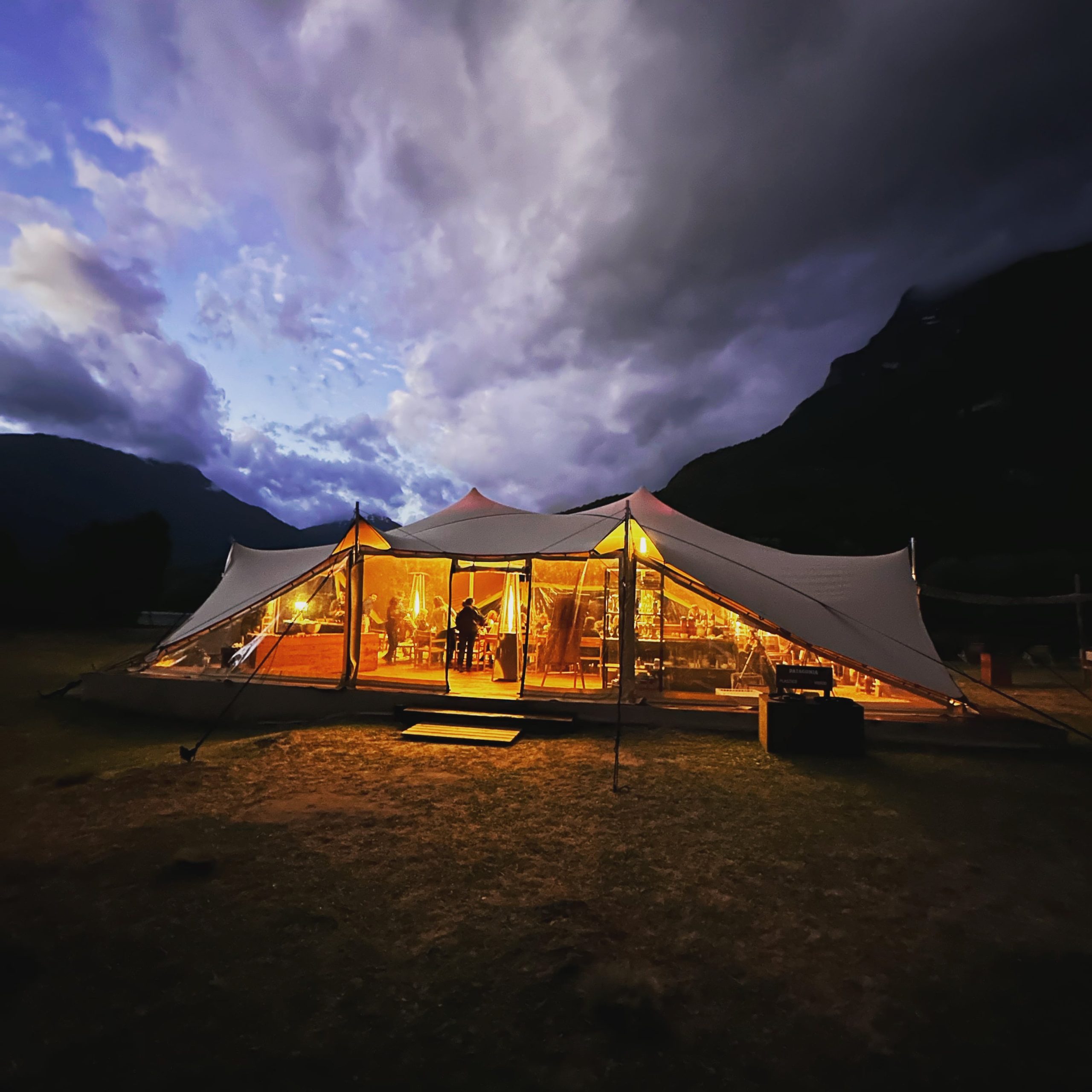 Hay una carpa lounge, la principal, donde se hacen los desayunos y todas las comidas.