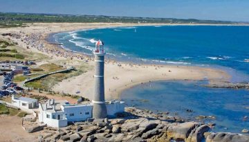 Dos amigos, un cuadro y una playa desierta: la particular historia de La Huella, el parador más exitoso de Uruguay