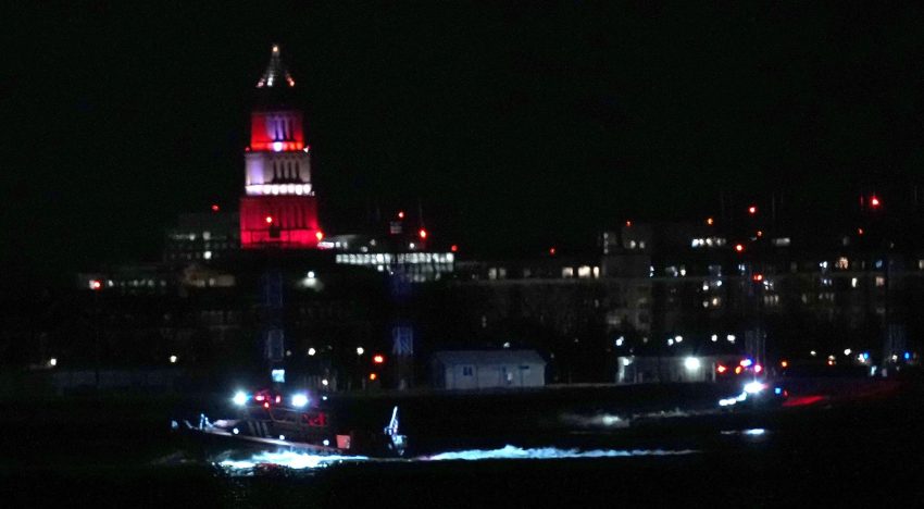 Un avión de pasajeros de American Airlines chocó con un helicóptero militar y se estrelló en el río Potomac en Washington