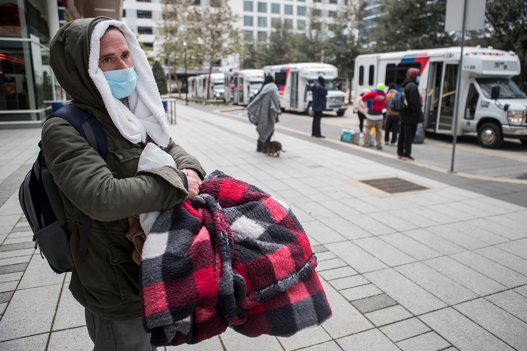 Un hombre espera su turno para ser trasladado a un refugio en Houston, durante la ola de frío polar que golpea gran parte de Estados Unidos (Foto: Archivo)