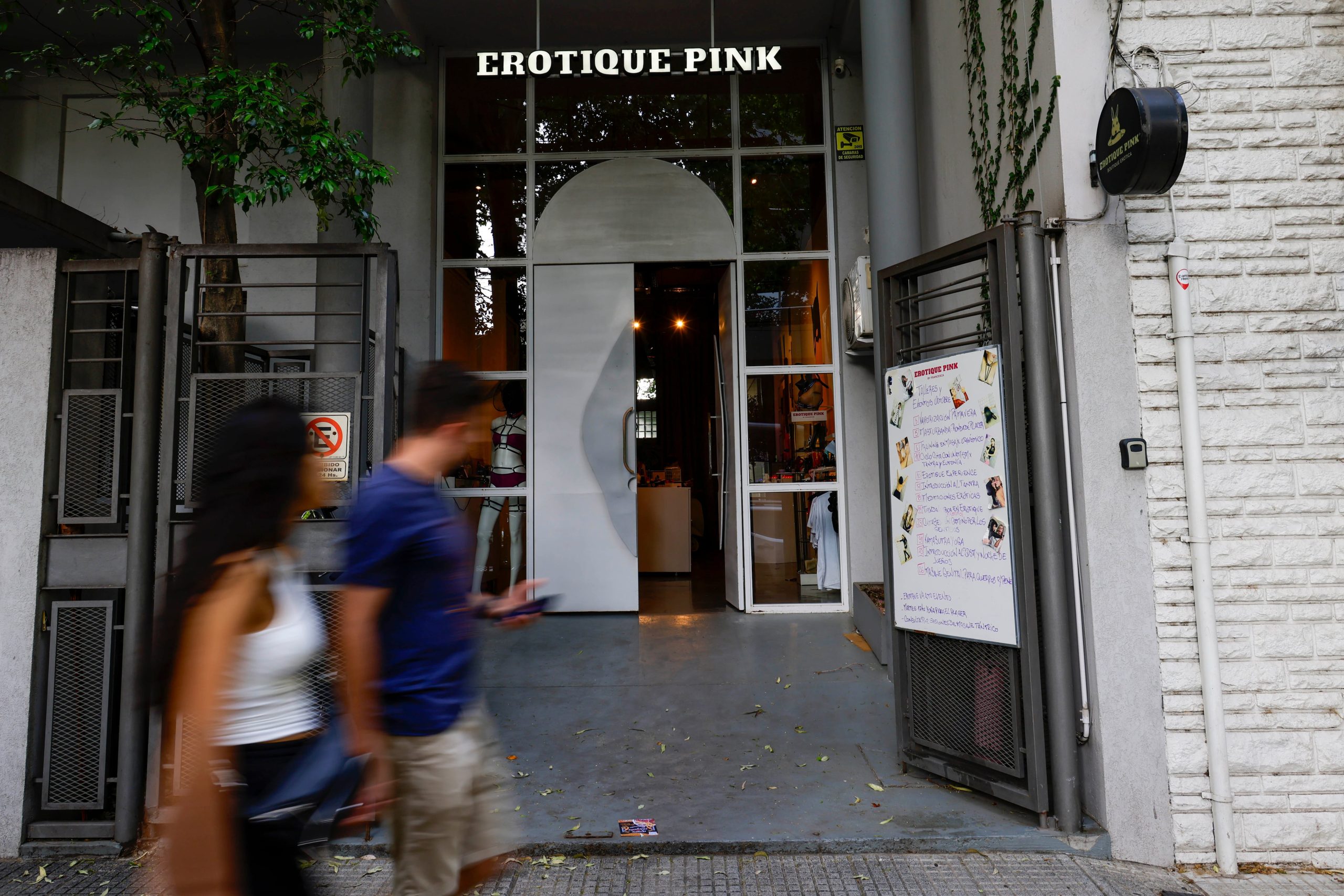 La fachada de Erotique Pink, sobre la calle Nicaragua