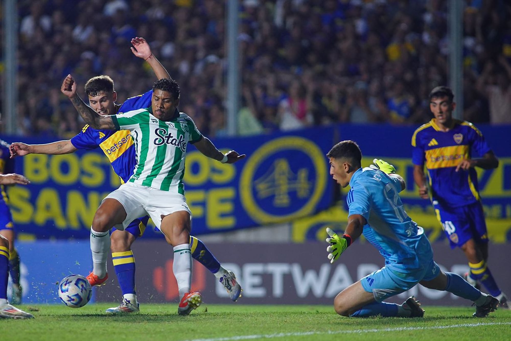 Leandro Brey se arroja para tapar una de las situaciones de gol de Juventude en el primer tiempo; Boca encontró antes el gol que el juego en su primera actuación del año.