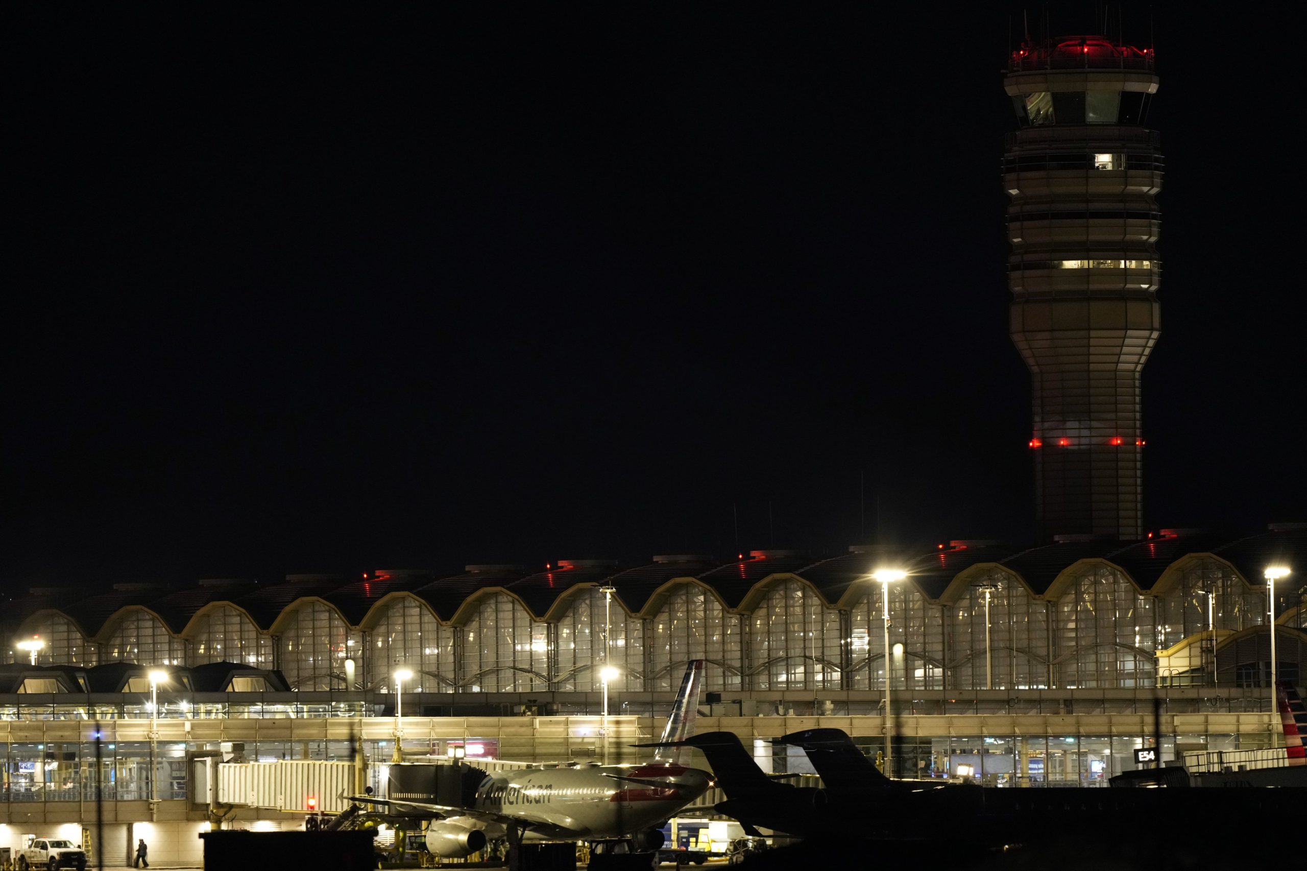 Un avión de American Airlines está estacionado en una puerta del Aeropuerto Nacional Ronald Reagan de Washington, el miércoles 29 de enero de 2025, en Arlington, Virginia (Foto AP/Mark Schiefelbein)