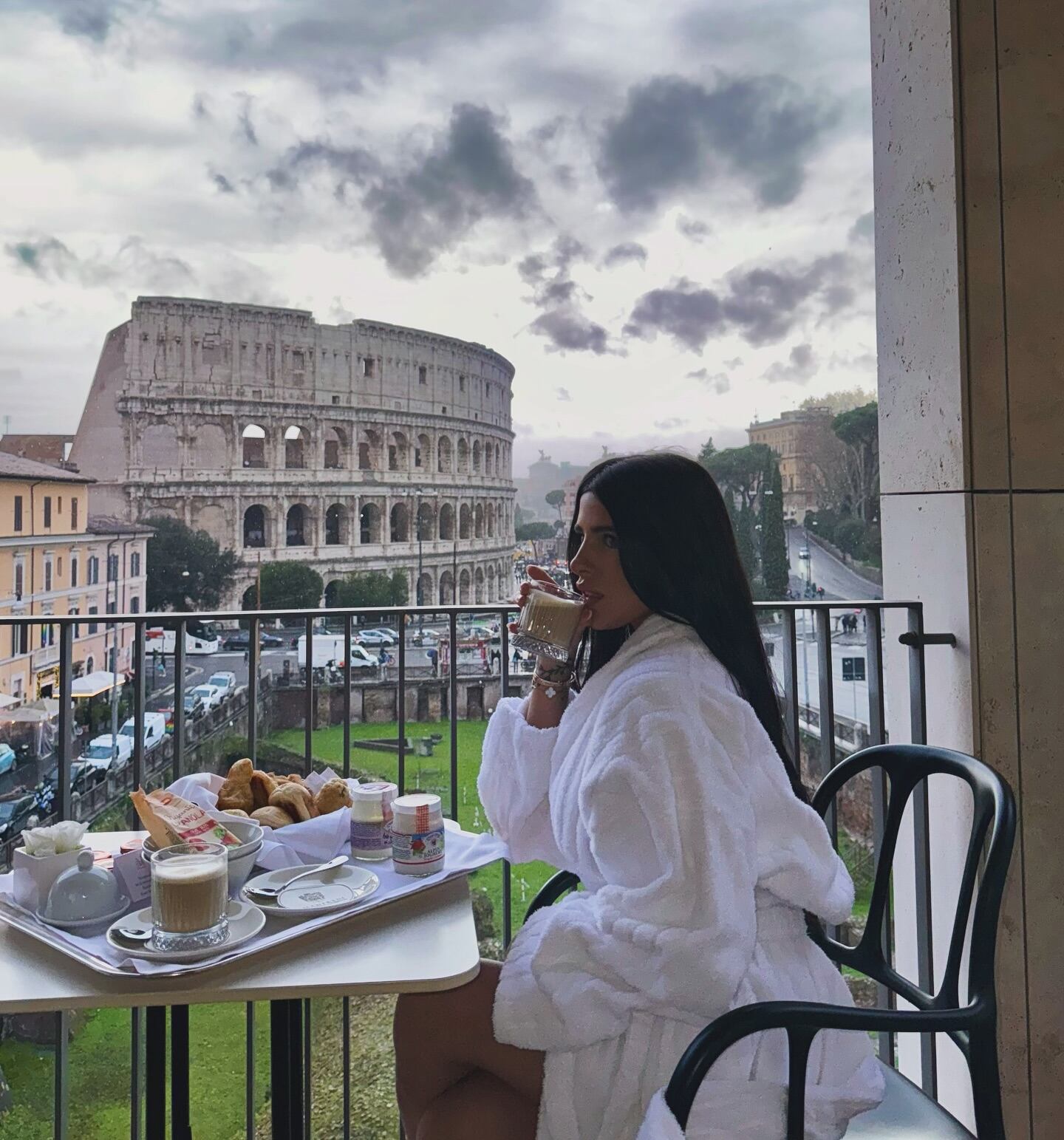 La influencer compartió una foto del desayuno y sus seguidores notaron que había dos tazas. (Foto: Instagram/@valucervantes)